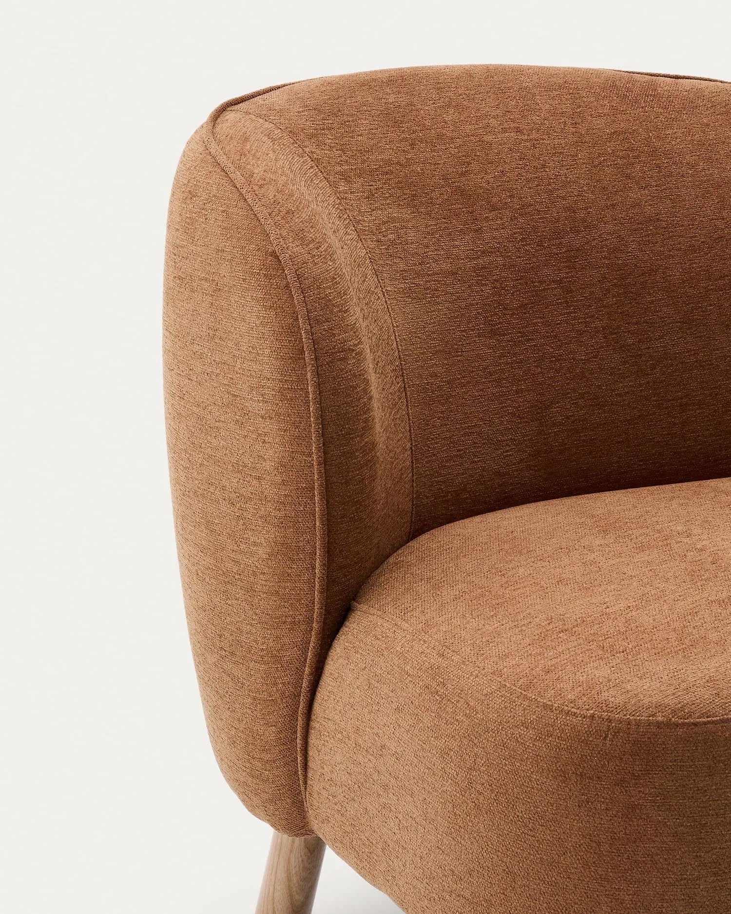 Der Sessel Ulit besticht durch terrakottafarbene Chenille und elegante Buchenholzbeine, ideal für stilvolle Entspannung.
