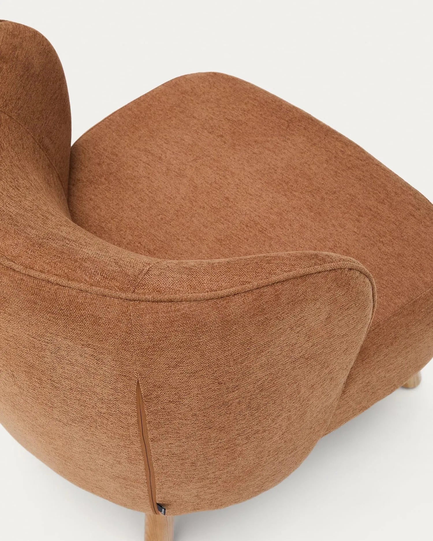 Der Sessel Ulit besticht durch terrakottafarbene Chenille und elegante Buchenholzbeine, ideal für stilvolle Entspannung.
