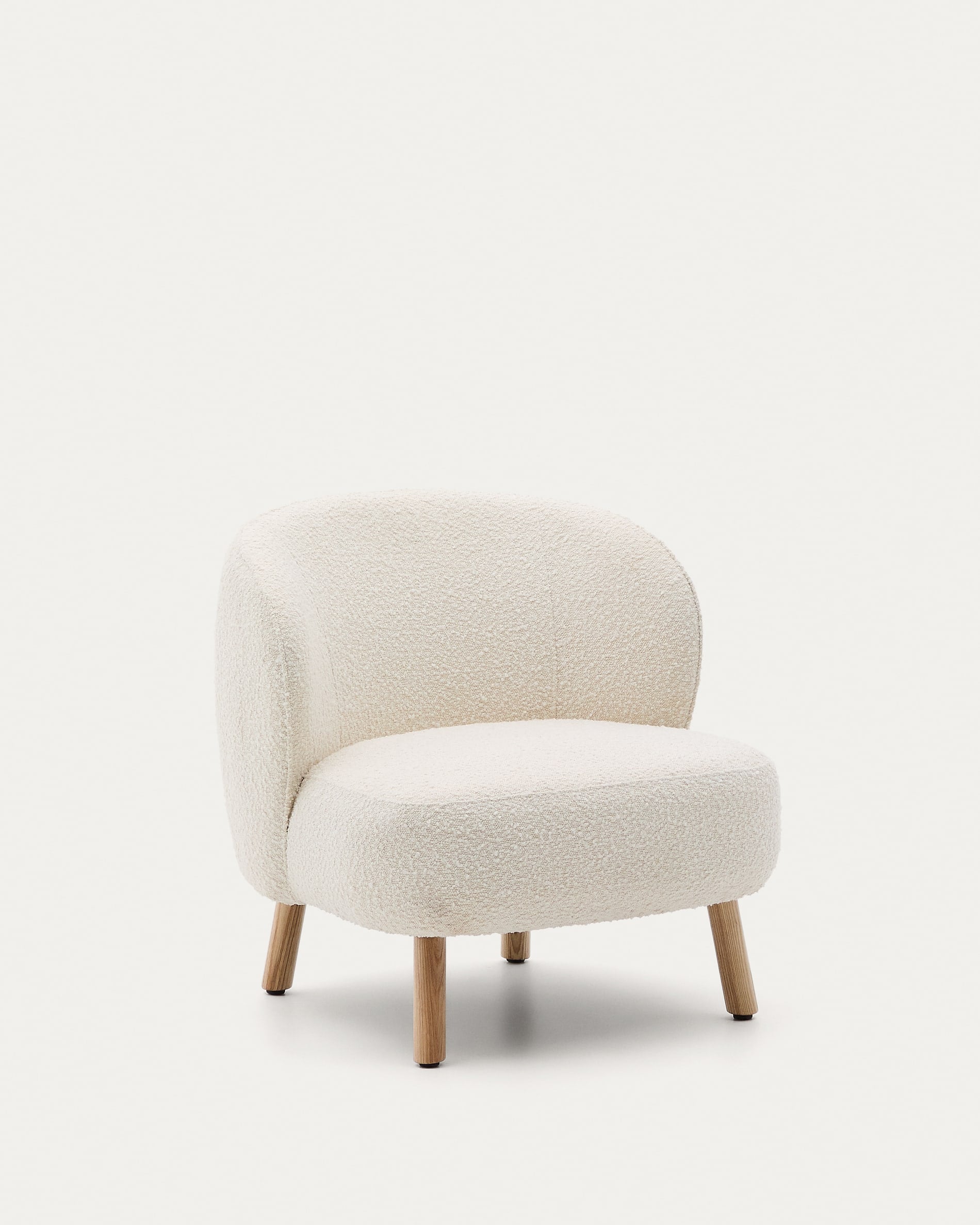 Luxuriöser Sessel Ulit: Weisses Schaffell, massive Buchenholzbeine, kompaktes Design, ideal für kleine Räume, ergonomischer Komfort.