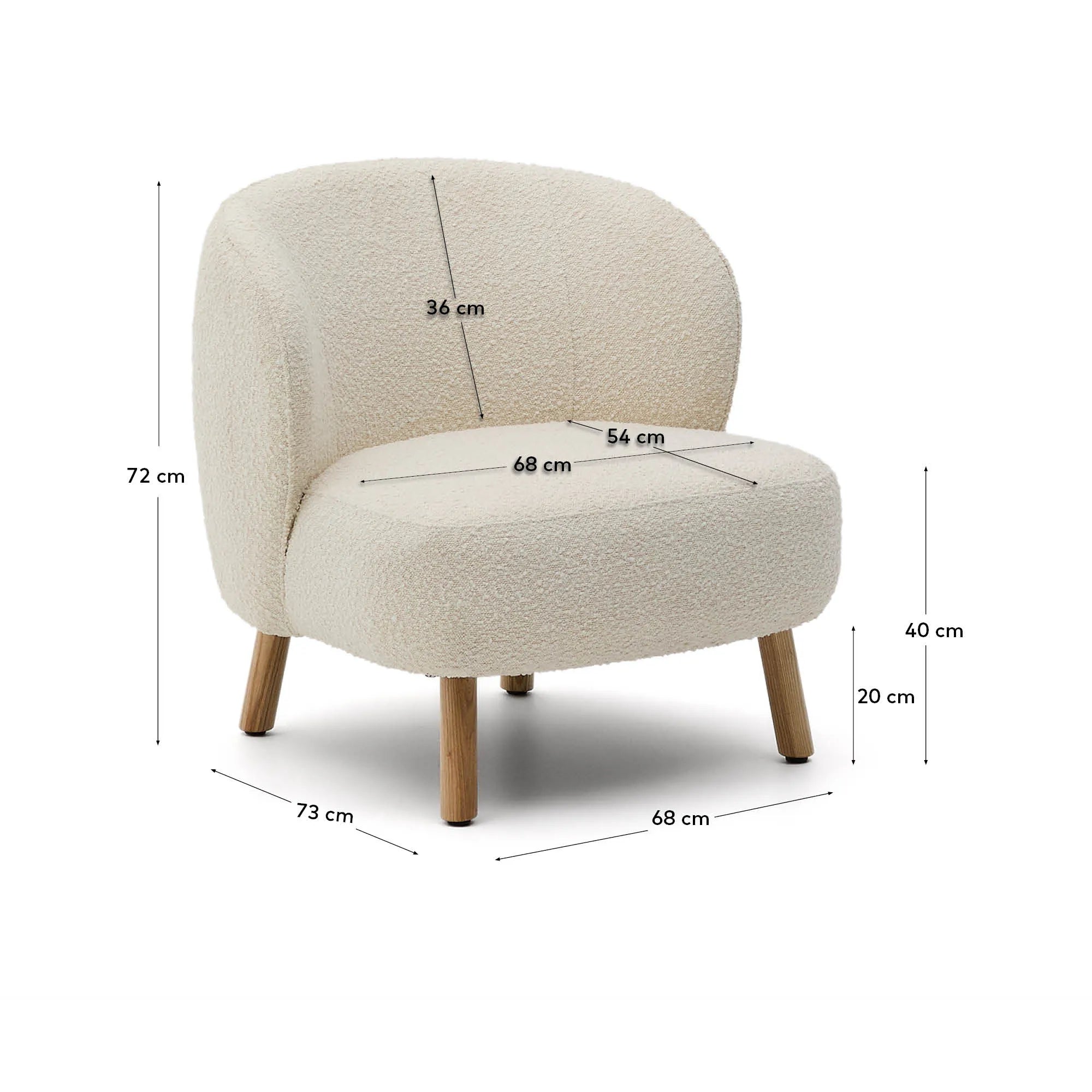 Eleganter Sessel mit weißem Schaffellbezug und stabilen Buchenholzbeinen, ideal für stilvolle, kompakte Räume.