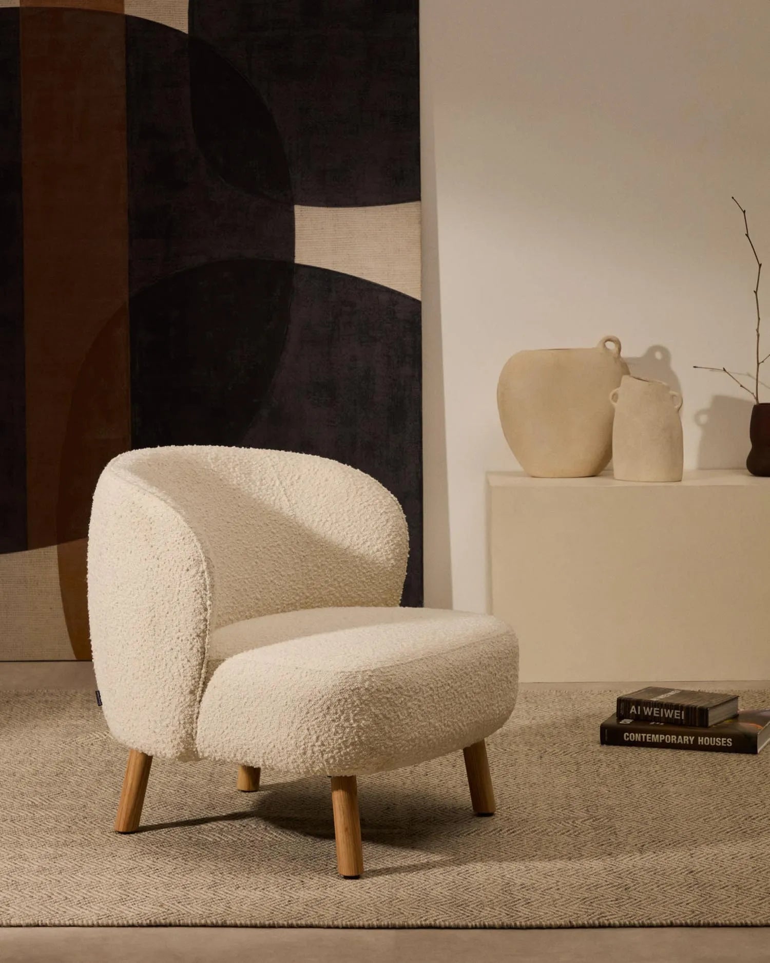 Sessel Ulit: Weiches Schaffell, massive Buchenholzbeine, natürliches Finish. Komfort und Stil für Ihr Zuhause.