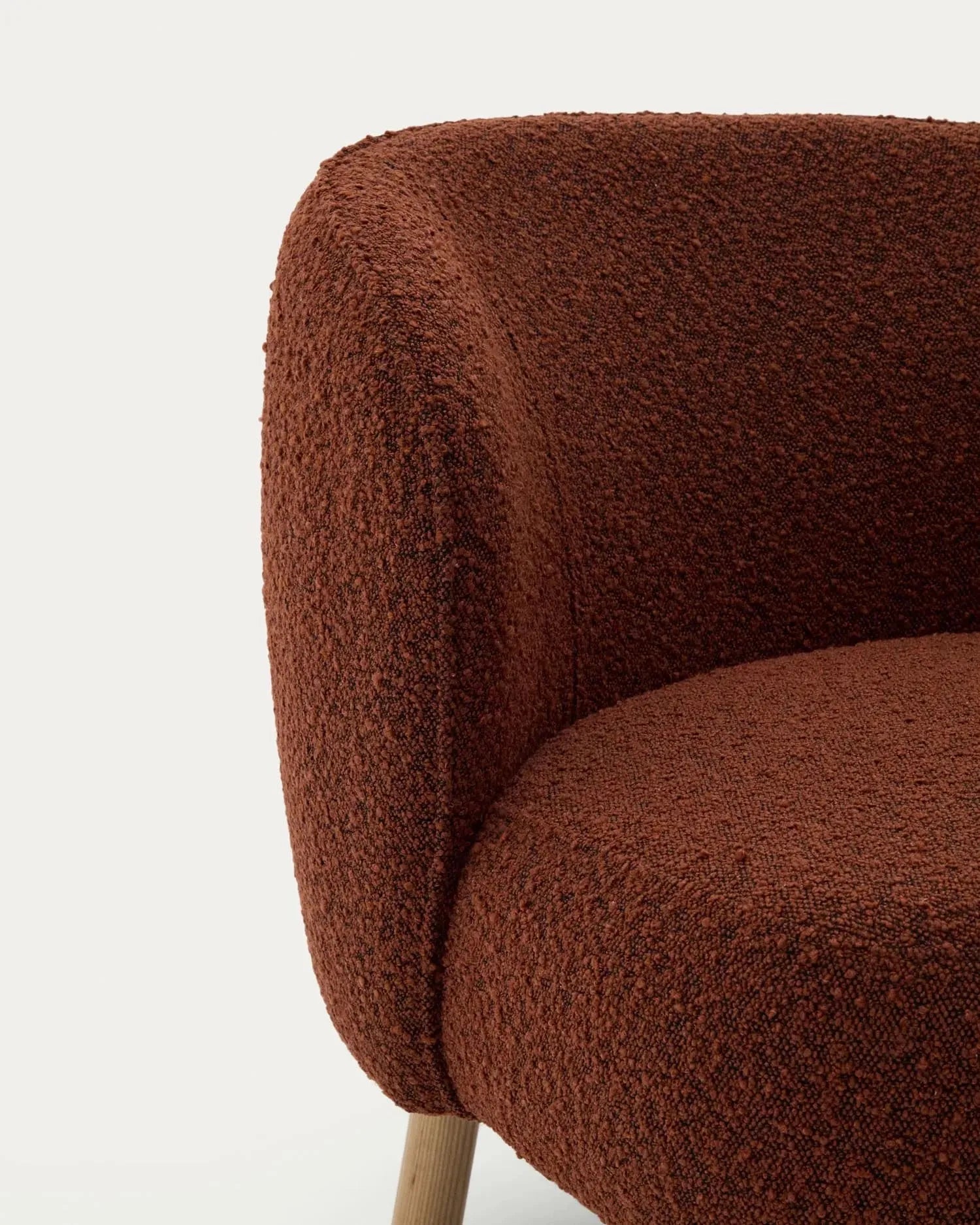 Sessel Ulit: Terrakottafarbenes Schaffell, Beine aus massivem Buchenholz, natürliches Finish, perfekt für elegantes und komfortables Wohnen.