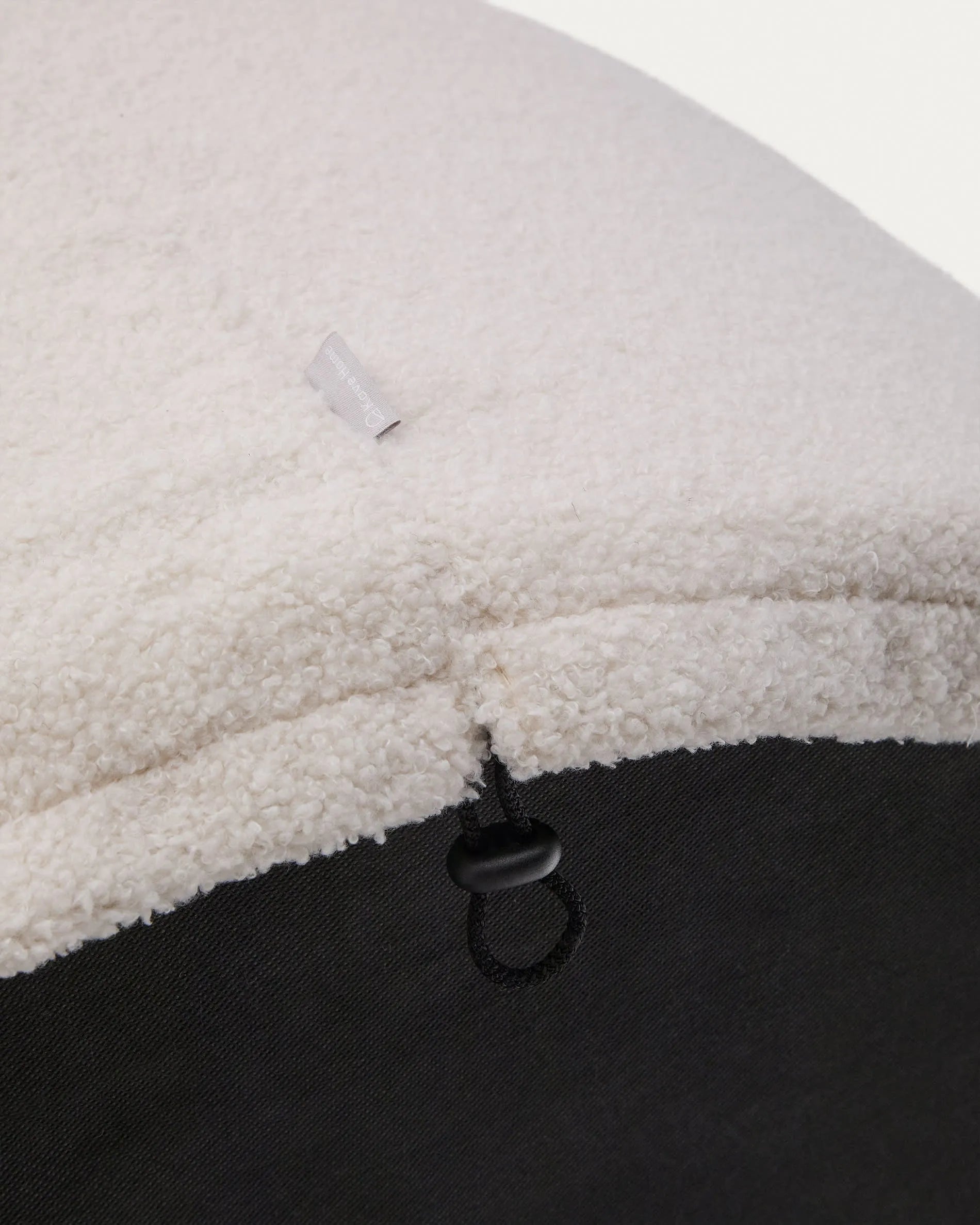 Eleganter Fußhocker Kaeli in Bouclé Écru, Ø 90 cm, abnehmbarer Bezug, vielseitig als Sitzgelegenheit oder Tisch nutzbar.