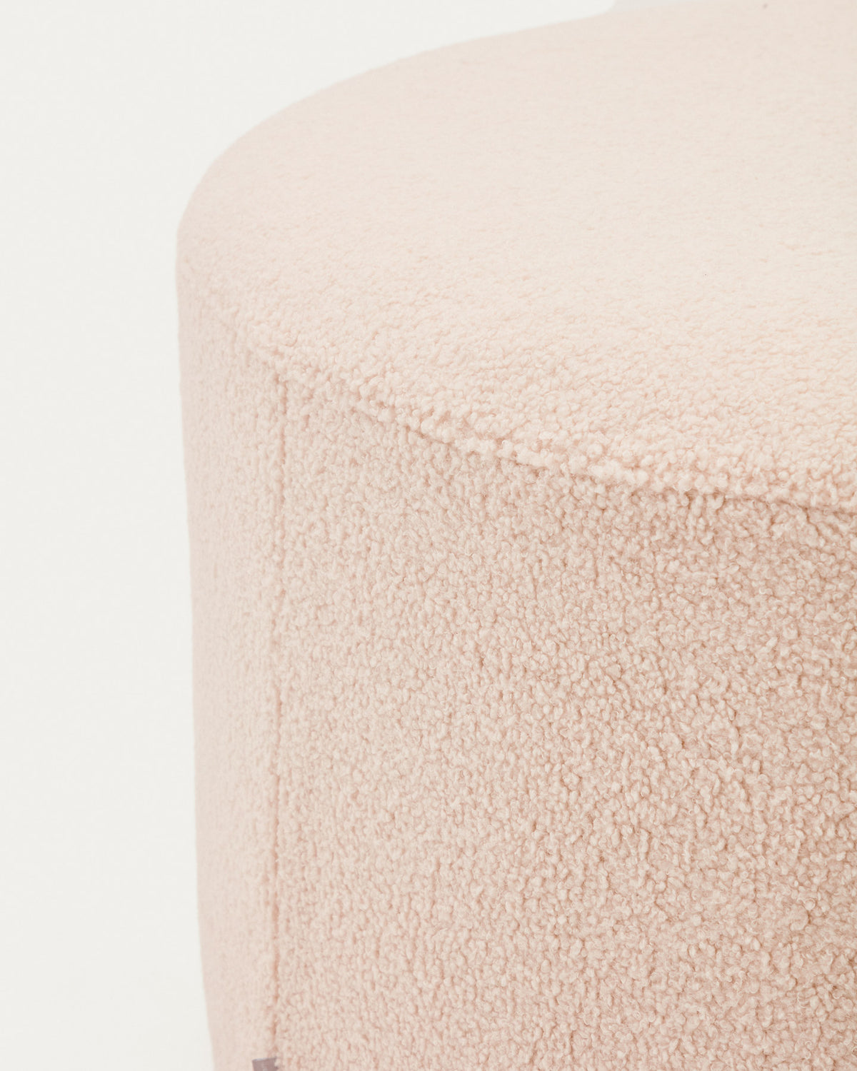 Fusshocker Kaeli mit abnehmbarem Bezug in rosa Bouclé Ø 90 cm in Rosa präsentiert im Onlineshop von KAQTU Design AG. Pouf ist von Kave Home