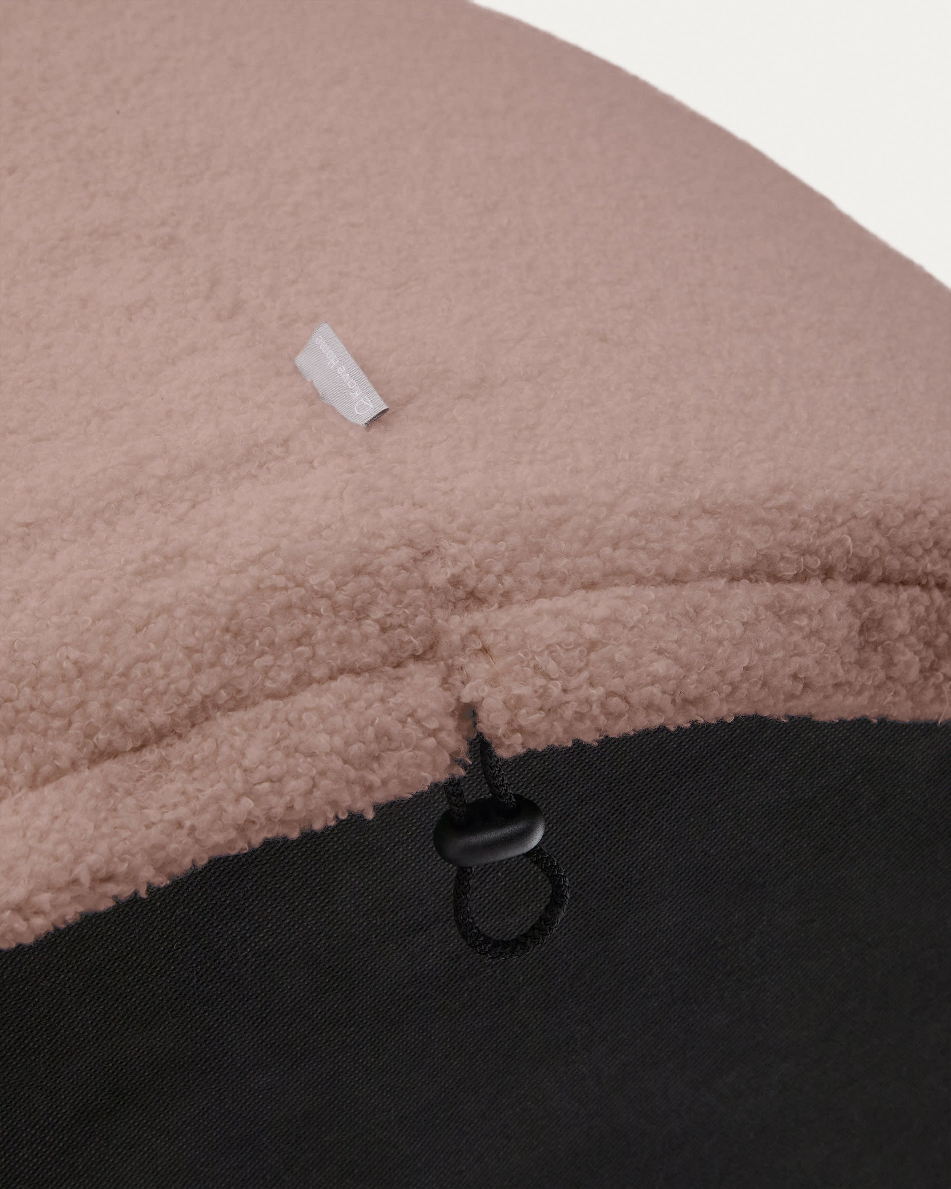 Moderner rosa Bouclé-Fusshocker Kaeli von Kave Home, Ø 90 cm, mit abnehmbarem Bezug – stilvoll und funktional.