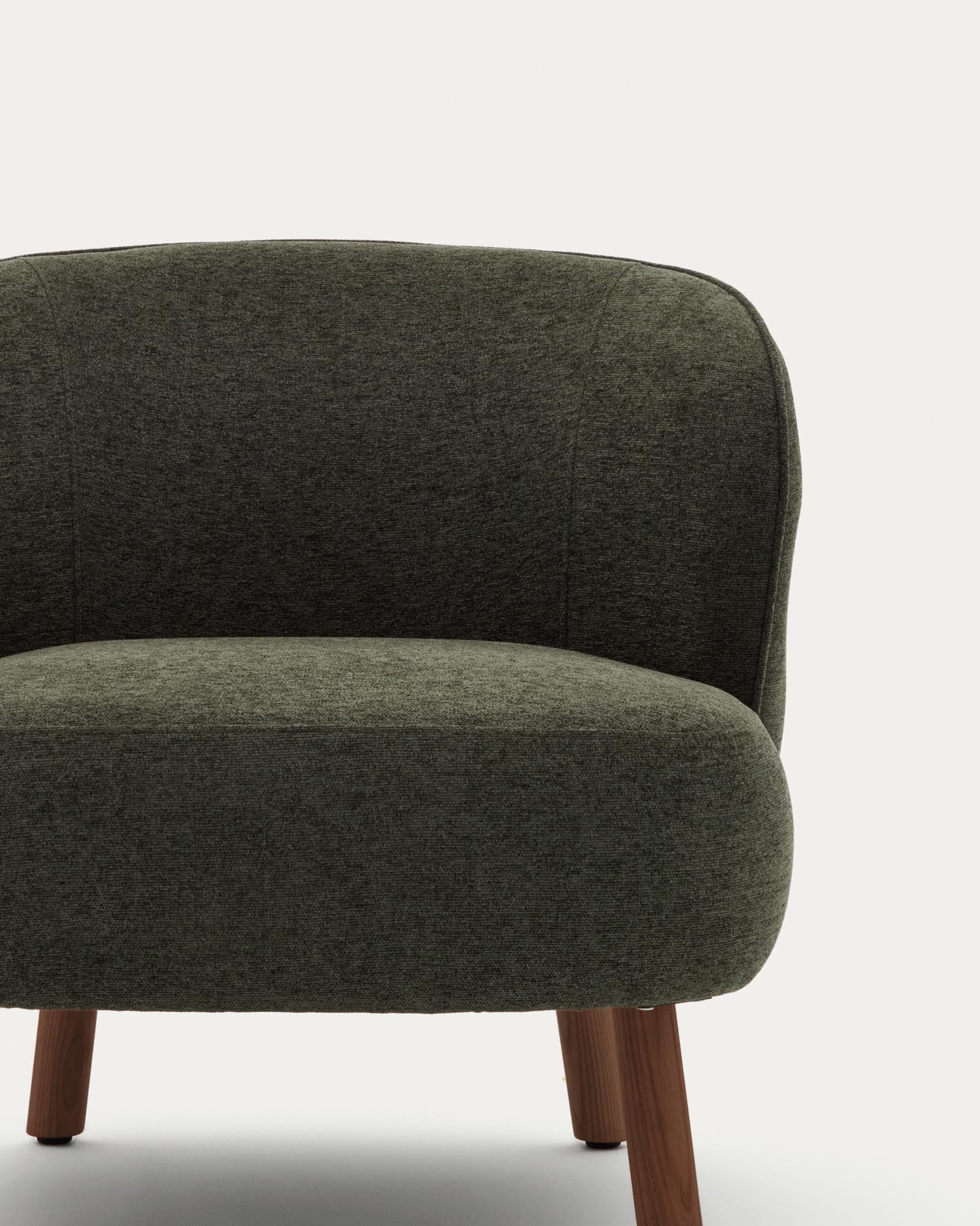 Eleganter Sessel Ulit in grünem Chenille, ausgestattet mit stabilen Eschenholzbeinen in Nussbaum-Finish, ideal für stilvolle Wohnräume.