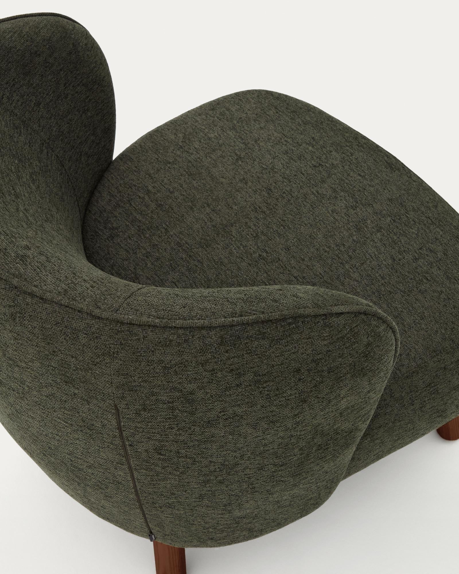Eleganter Sessel Ulit in grünem Chenille, ausgestattet mit stabilen Eschenholzbeinen in Nussbaum-Finish, ideal für stilvolle Wohnräume.