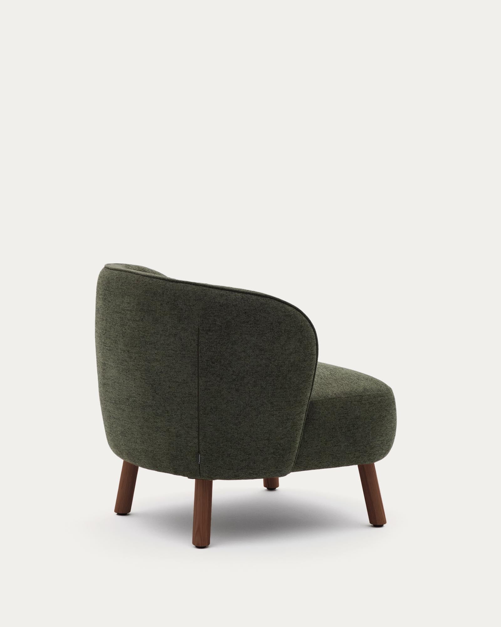 Moderner Sessel Ulit in luxuriösem grünem Chenille, kombiniert mit robusten Eschenholzbeinen in edlem Nussbaum-Finish, perfekt für jedes Zuhause.