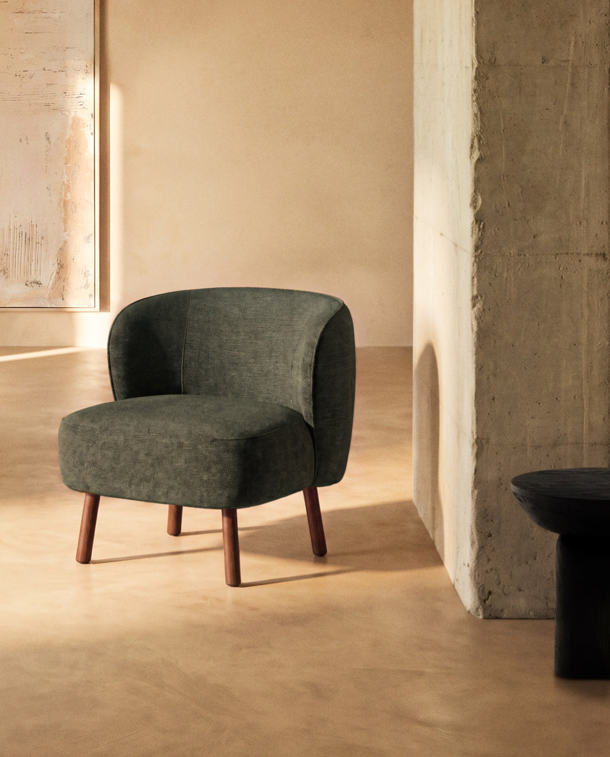 Sessel Ulit aus grüner Chenille mit Beinen aus massivem Eschenholz mit Nussbaum-Finish in Grün präsentiert im Onlineshop von KAQTU Design AG. Sessel ist von Kave Home