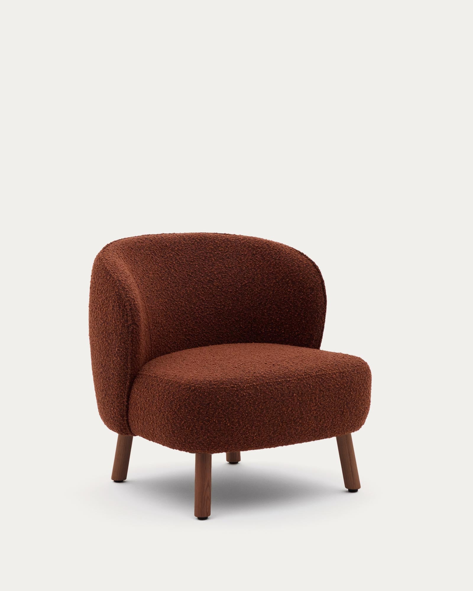 Sessel Ulit aus terrakottafarbenem Lammfellimitat mit Beinen aus massivem Eschenholz mit Nussbaum-Finish in Terrakotta präsentiert im Onlineshop von KAQTU Design AG. Sessel ist von Kave Home