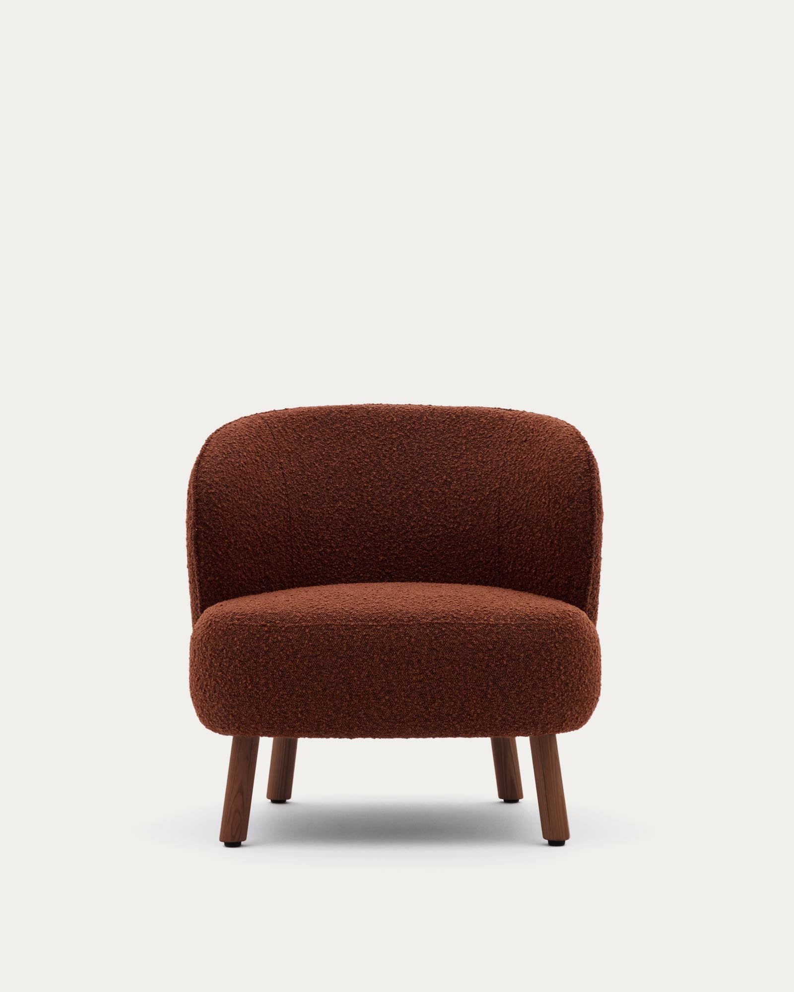 Eleganter Sessel Ulit in warmem Terrakotta-Lammfellimitat, mit stabilen Eschenholzbeinen in luxuriösem Nussbaum-Finish.