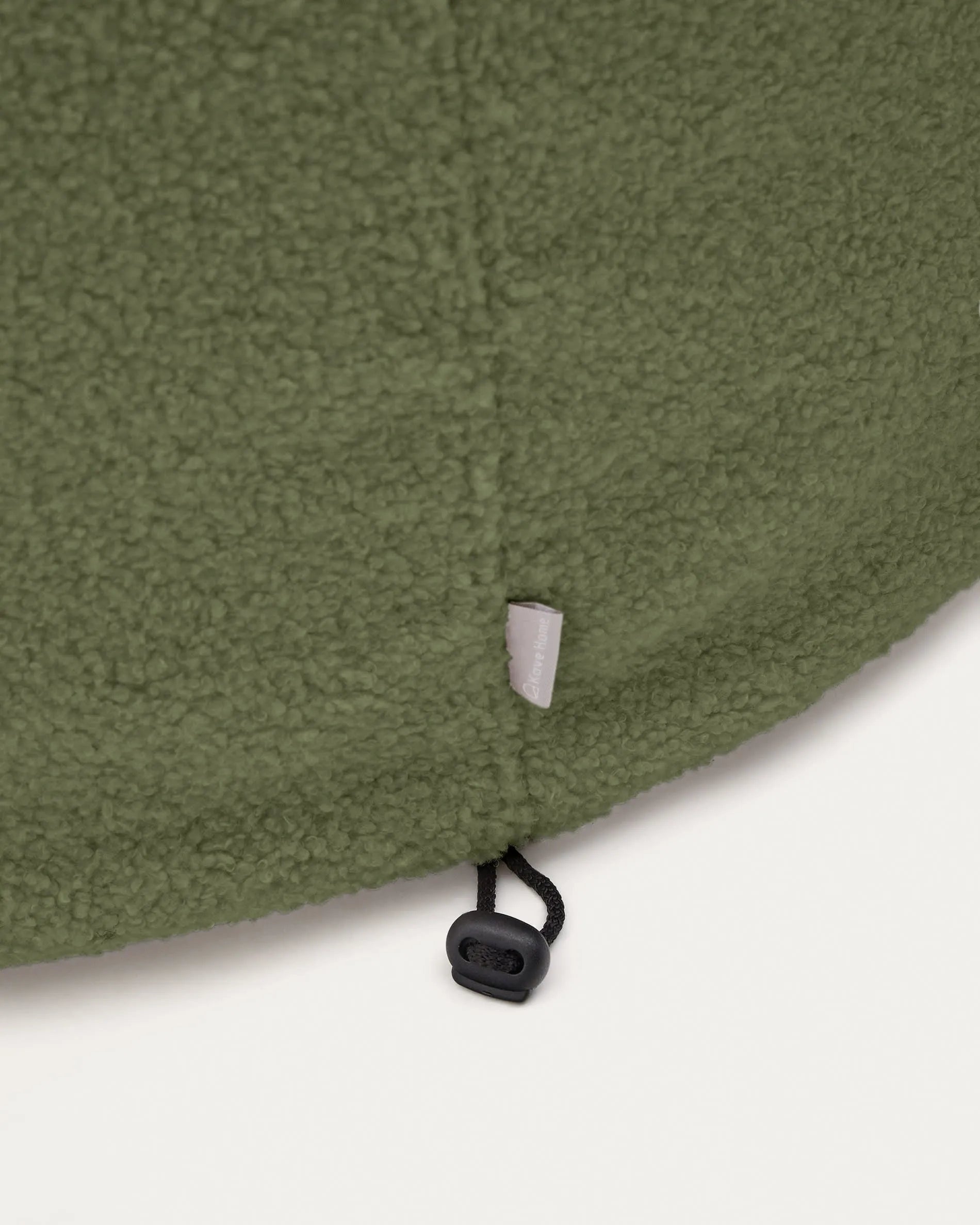 Eleganter Fußhocker Kaeli in grünem Bouclé, Ø 120 cm, abnehmbarer Bezug, ideal für stilvolle Entspannung und vielseitige Nutzung.