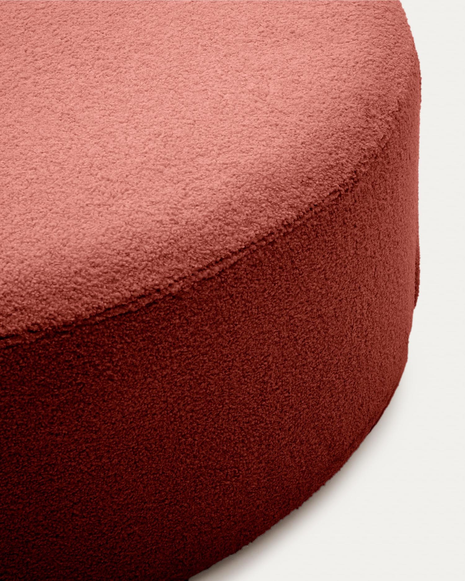 Eleganter Fusshocker Kaeli in terrakottafarbenem Bouclé, Ø 120 cm, mit abnehmbarem Bezug – stilvoll und praktisch von Kave Home.