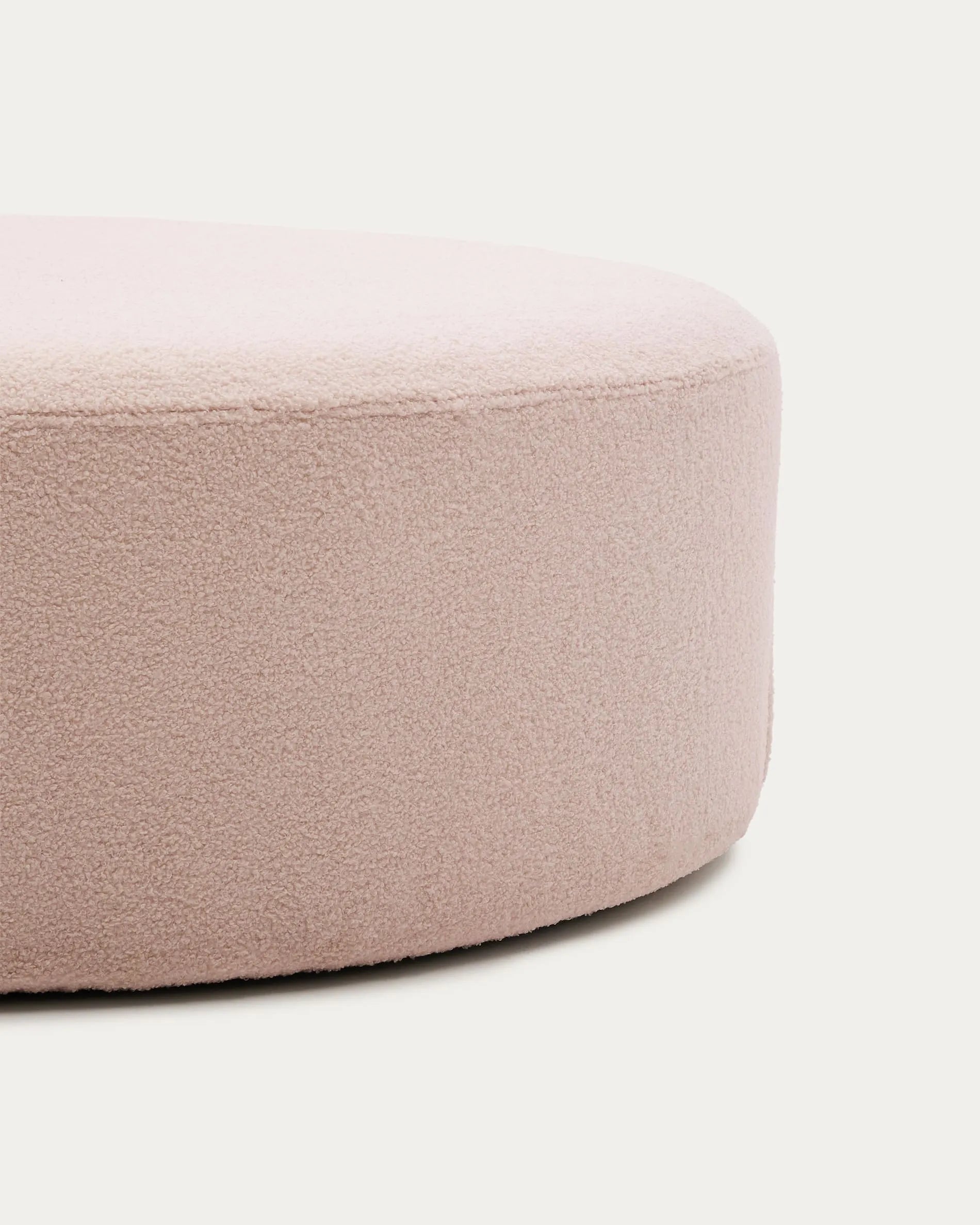 Eleganter rosa Bouclé-Fußhocker Ø 120 cm, abnehmbarer Bezug, ideal für stilvolle Entspannung.