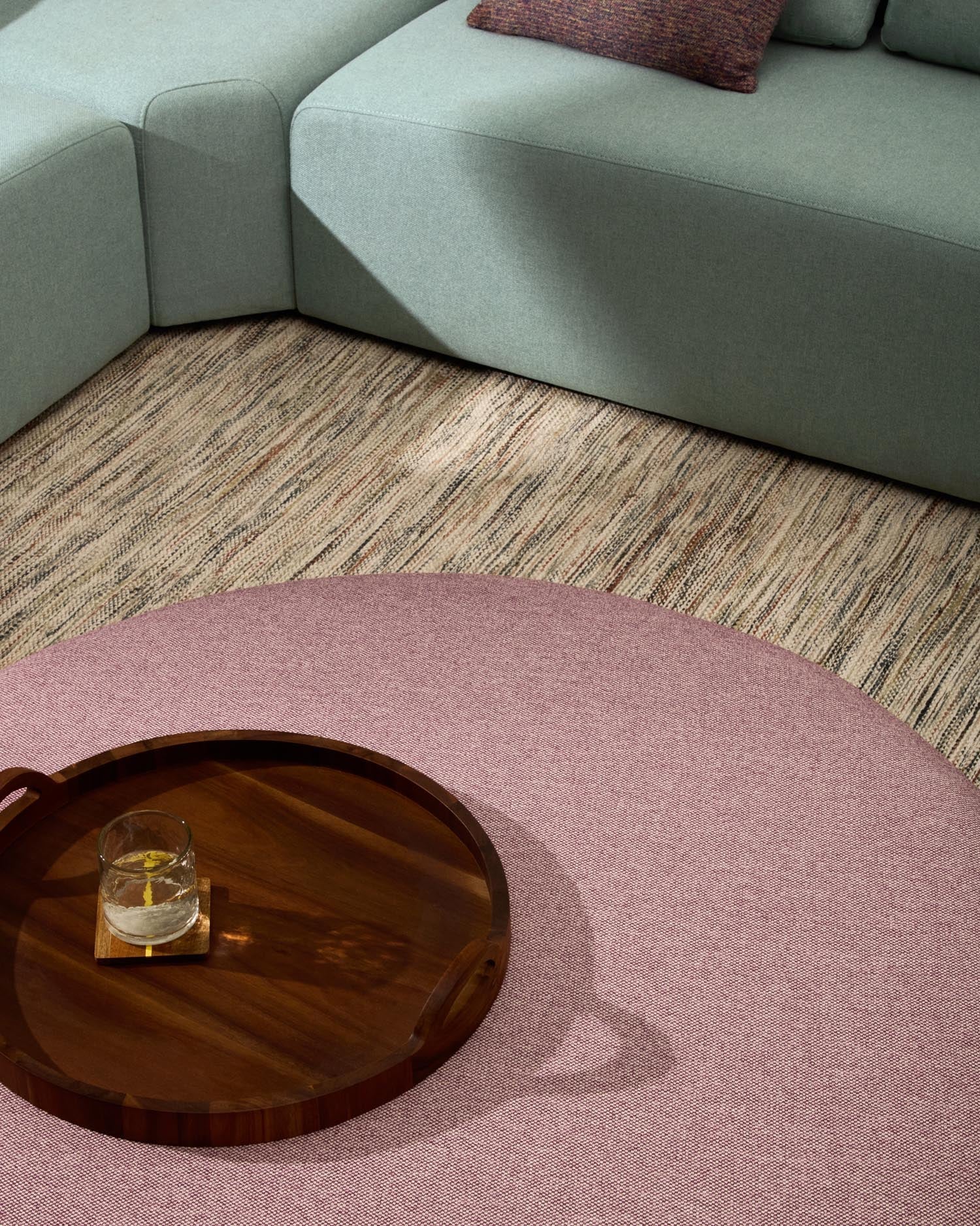 Fußablage mit abnehmbarem Bezug Kaeli violett Ø 120 cm in Lila präsentiert im Onlineshop von KAQTU Design AG. Hocker ist von Kave Home