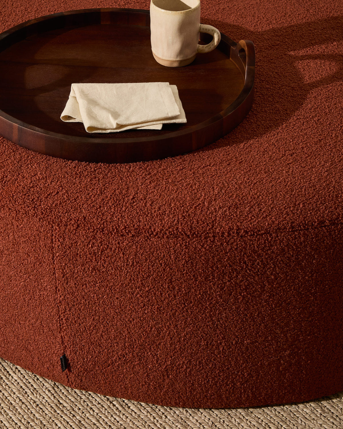 Bezug für Fusshocker Kaeli in terrakottafarbenem Bouclé Ø 120 cm in Terrakotta präsentiert im Onlineshop von KAQTU Design AG. Ottoman-Zubehör ist von Kave Home