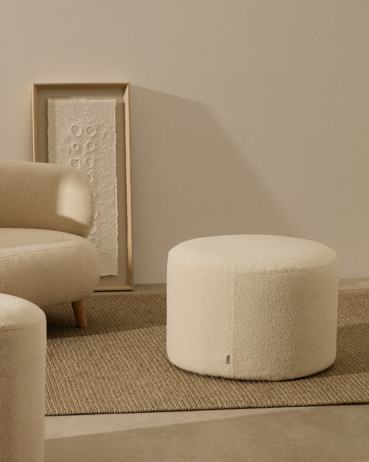 Bezug für Fusshocker Kaeli in Bouclé Farbe Écru Ø 60 cm in Ecru präsentiert im Onlineshop von KAQTU Design AG. Ottoman-Zubehör ist von Kave Home