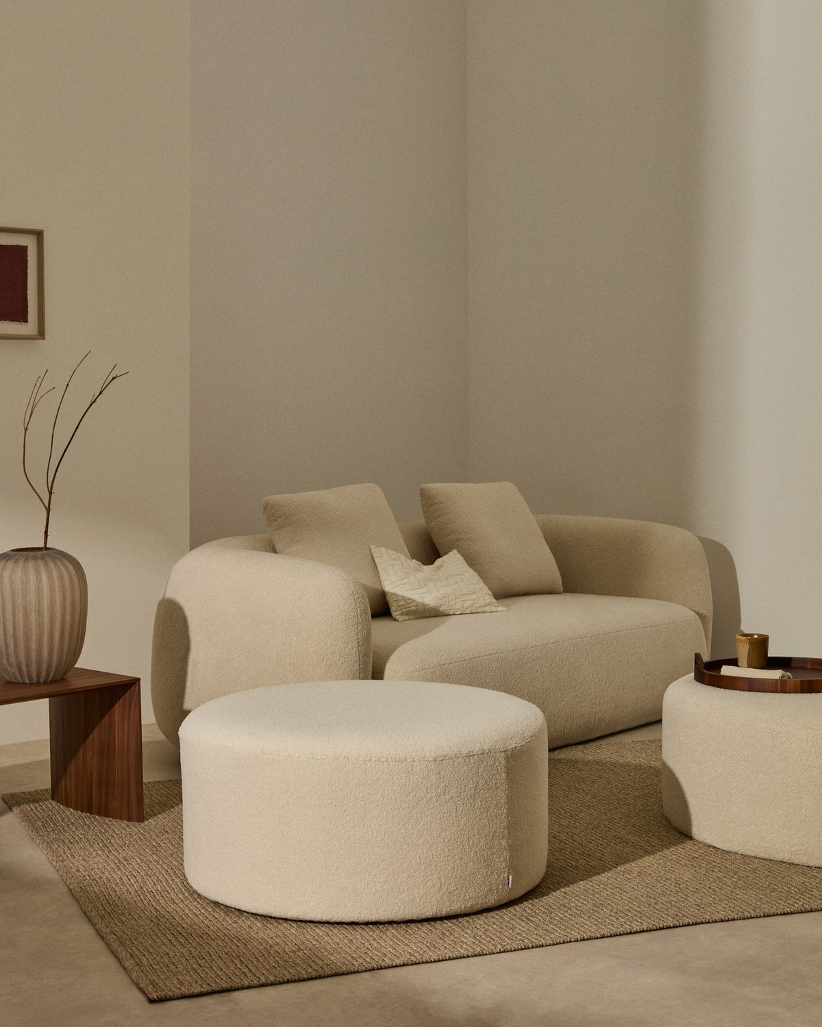 Bezug für Fusshocker Kaeli in Bouclé Farbe Écru Ø 90 cm in Ecru präsentiert im Onlineshop von KAQTU Design AG. Ottoman-Zubehör ist von Kave Home
