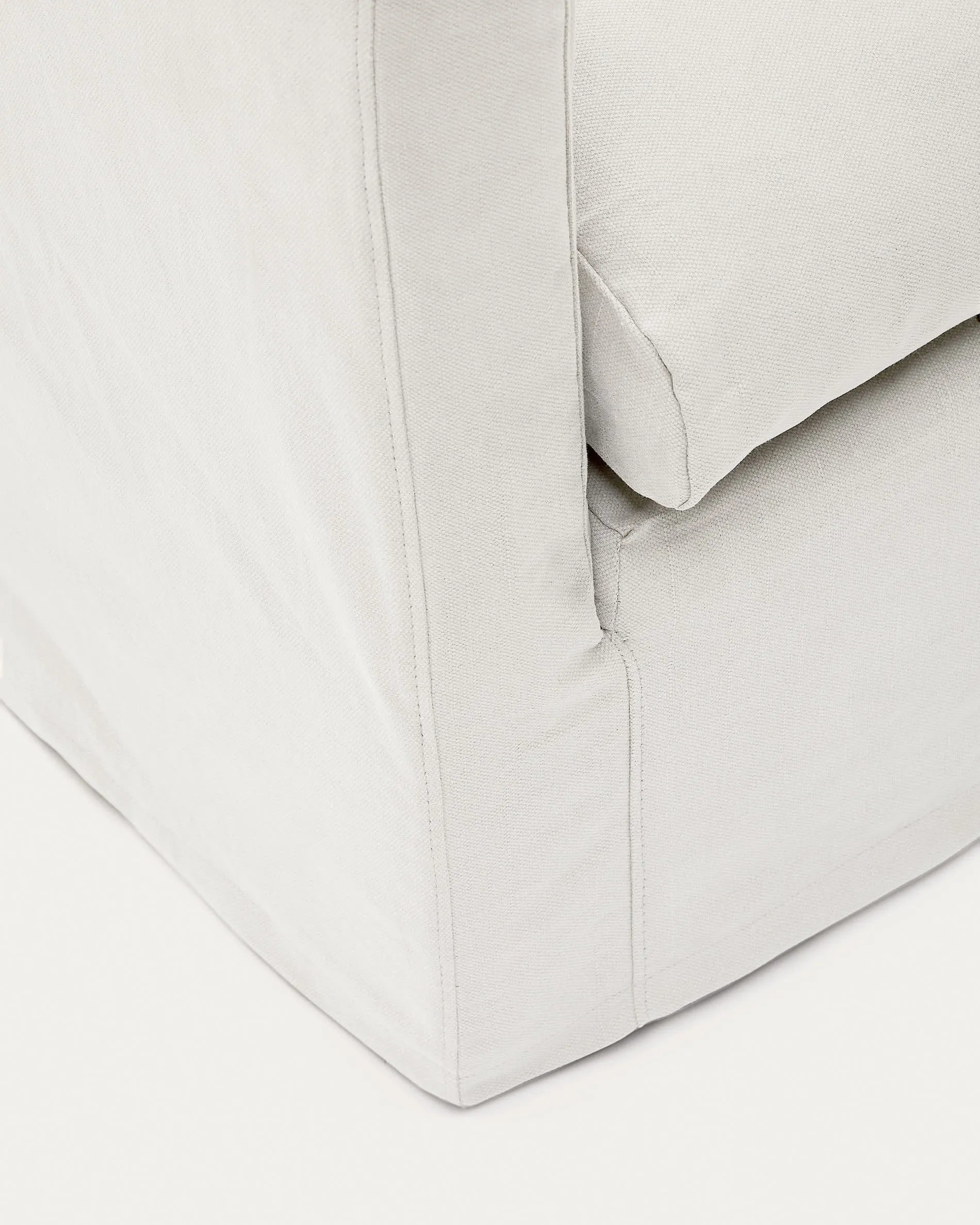 Eleganter Nora Sessel: Naturfarbene Leinen-Baumwollbezüge, modernes Design, umweltfreundlich, komfortabel und vielseitig.