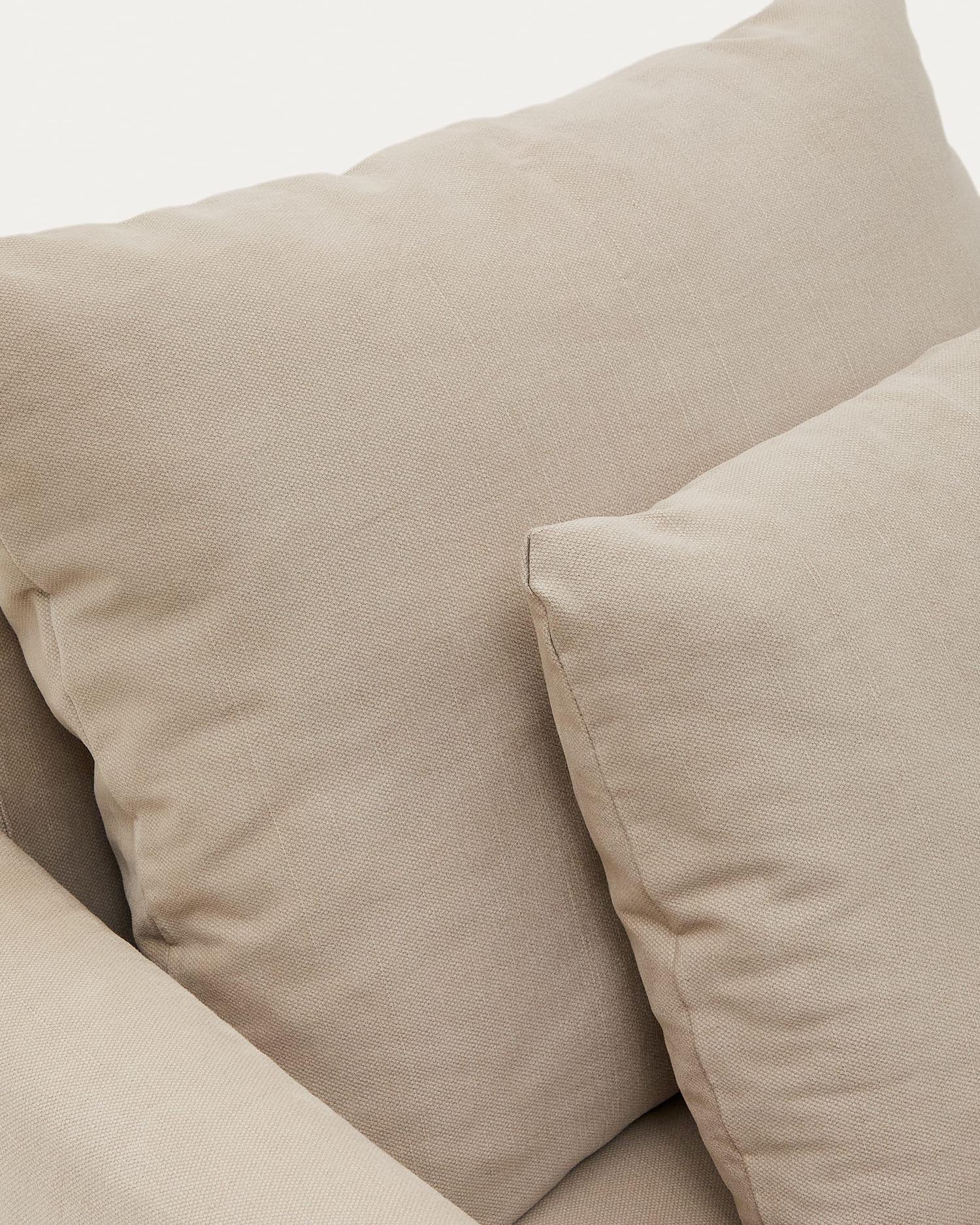 Eleganter Nora Sessel von Kave Home, 92 cm, mit abnehmbarem Leinen-Baumwoll-Kissenbezug in Taupe, ideal für stilvolle Räume.