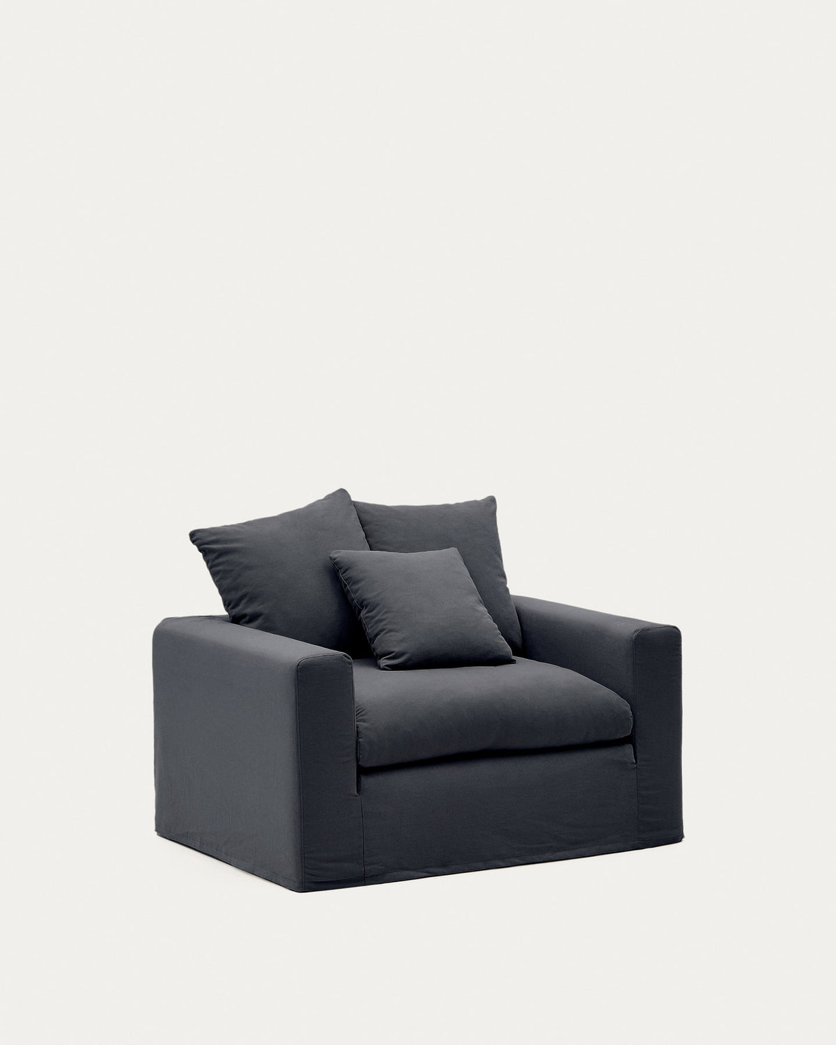 Sessel Nora mit abnehmbarem Bezug und Kissen aus Leinen und Baumwolle in Anthrazitgrau 140 cm in Anthrazit präsentiert im Onlineshop von KAQTU Design AG. Sessel ist von Kave Home