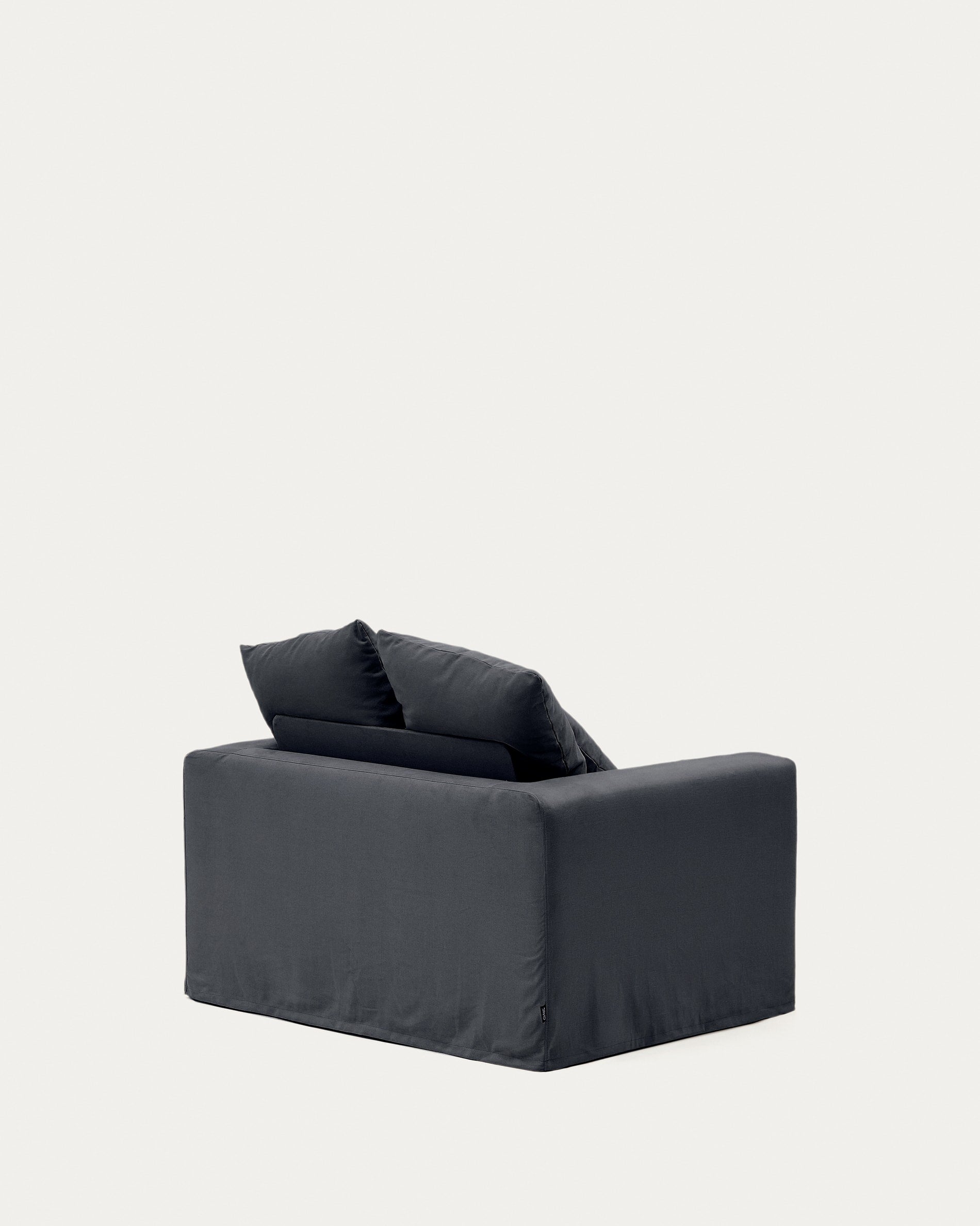 Eleganter Nora Sessel von Kave Home, 140 cm, anthrazitgrau, mit abziehbarem Leinen-Baumwoll-Kissenbezug, stilvoll und bequem.