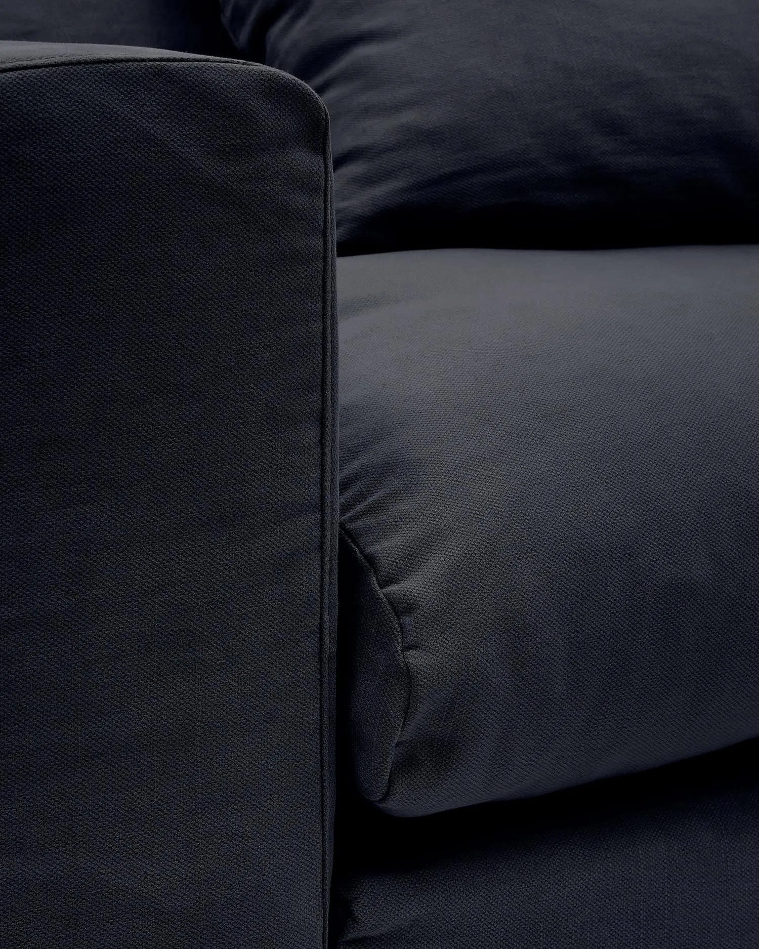 Der Nora Sessel von Kave Home: Eleganz und Komfort in Anthrazitgrau, mit abziehbarem Leinen-Baumwollbezug, 140 cm.