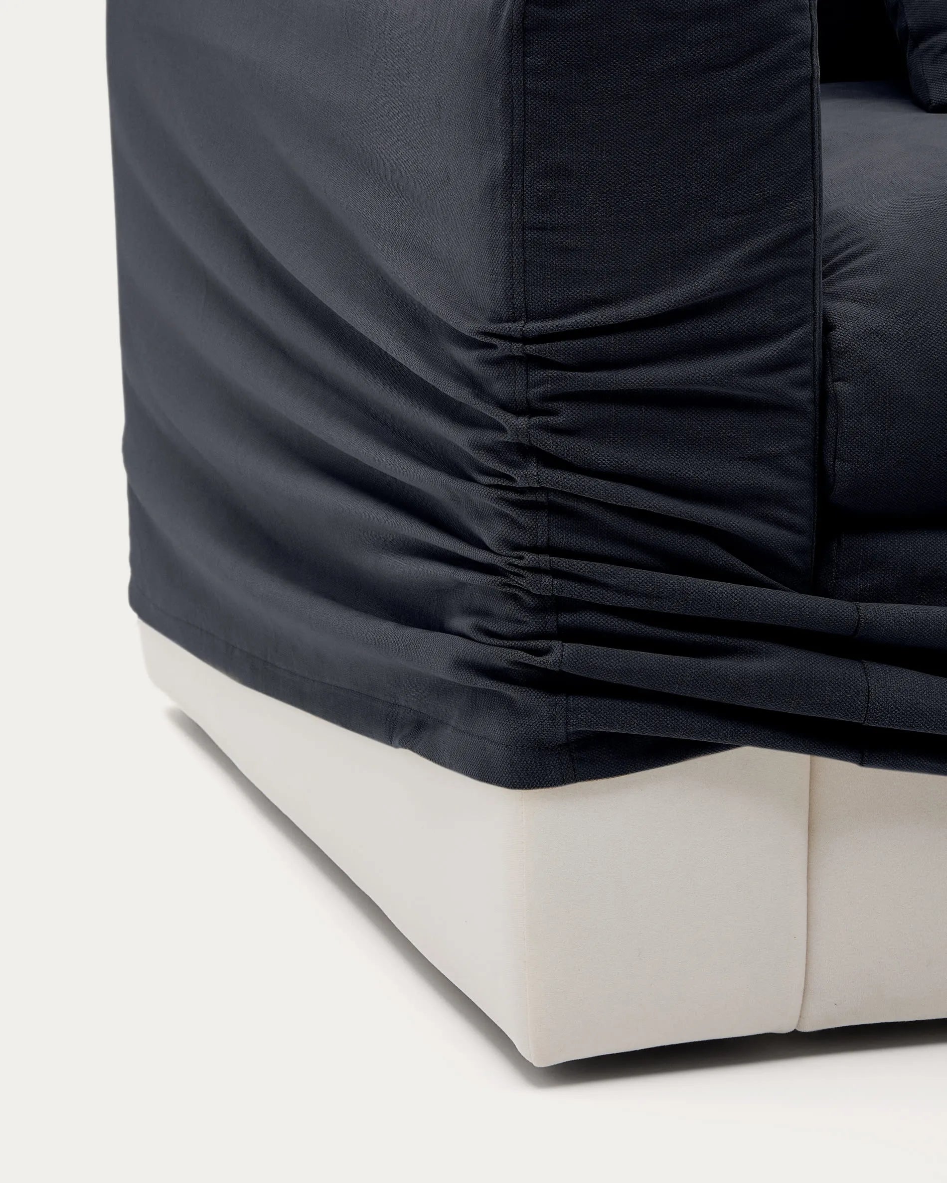 Der Nora Sessel von Kave Home: Eleganz und Komfort in Anthrazitgrau, mit abziehbarem Leinen-Baumwollbezug, 140 cm.