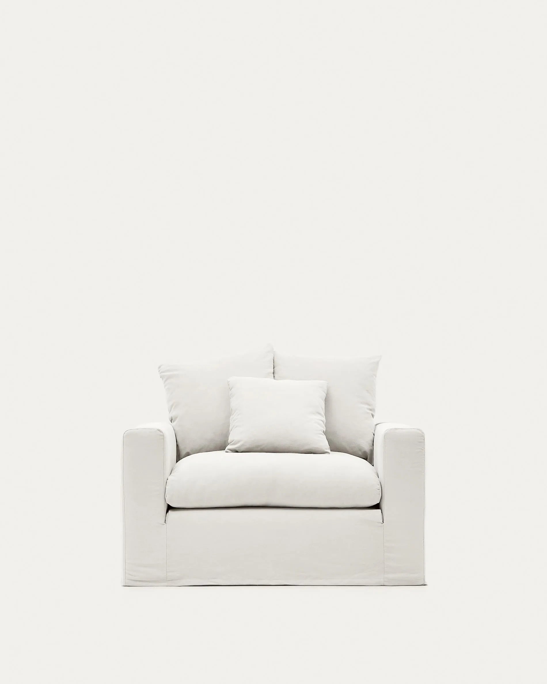 Der Nora Sessel von Kave Home: 140 cm breiter Komfort mit abziehbarem Leinen-Baumwollbezug, minimalistisch und langlebig.