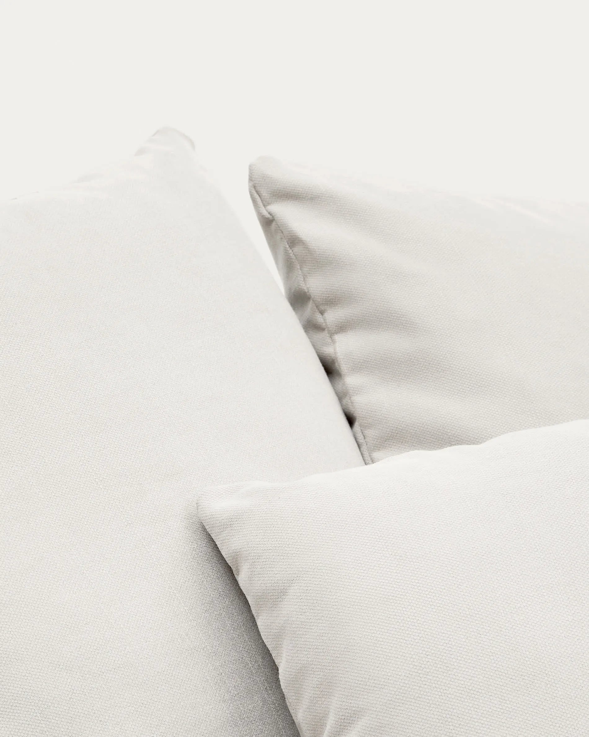 Der Nora Sessel von Kave Home: 140 cm breiter Komfort mit abziehbarem Leinen-Baumwollbezug, minimalistisch und langlebig.