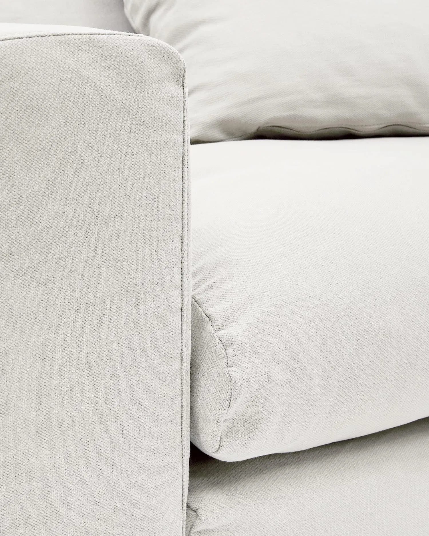 Der Nora Sessel von Kave Home: 140 cm breiter Komfort mit abziehbarem Leinen-Baumwollbezug, minimalistisch und langlebig.