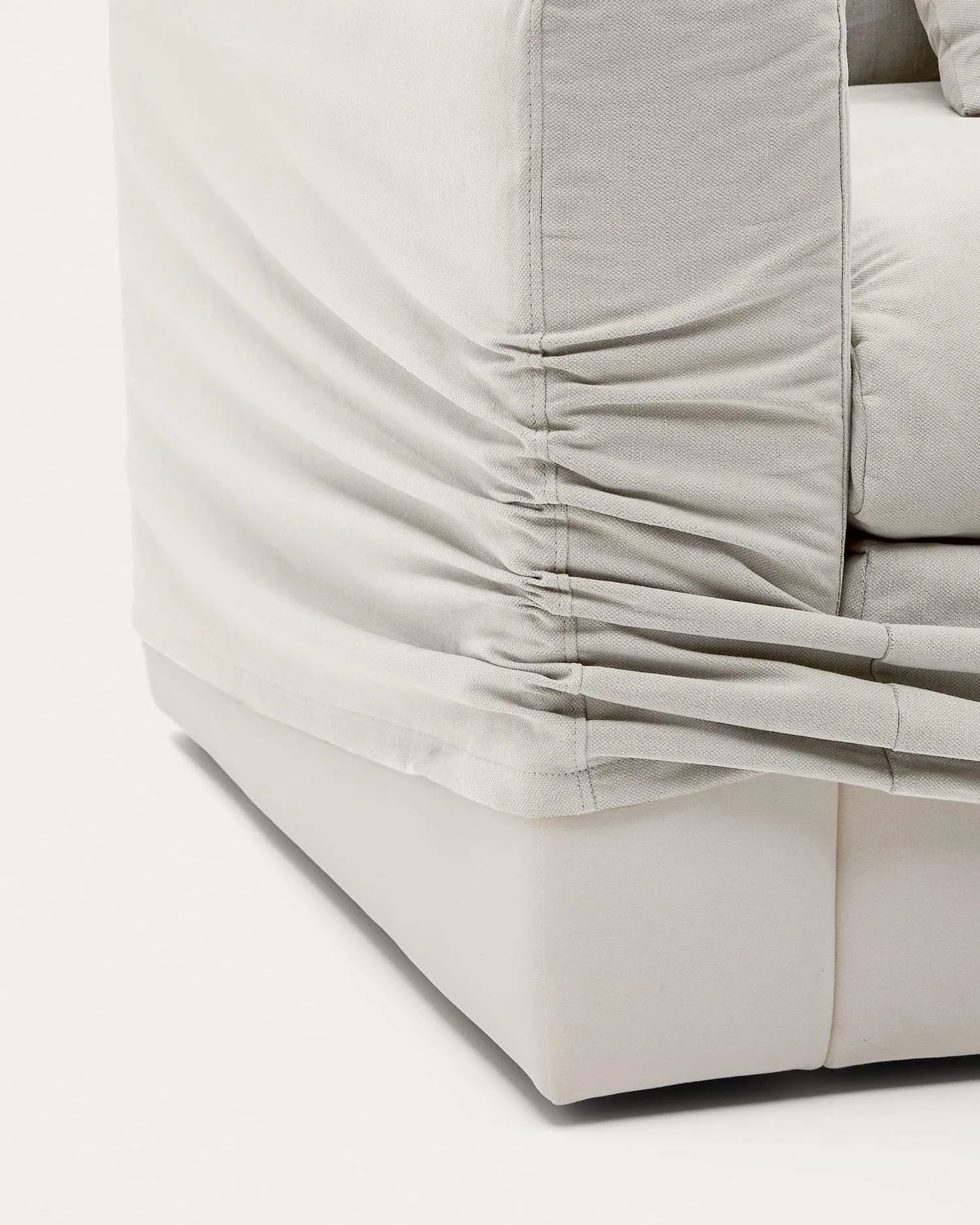 Der Nora Sessel von Kave Home: 140 cm breiter Komfort mit abziehbarem Leinen-Baumwollbezug, minimalistisch und langlebig.