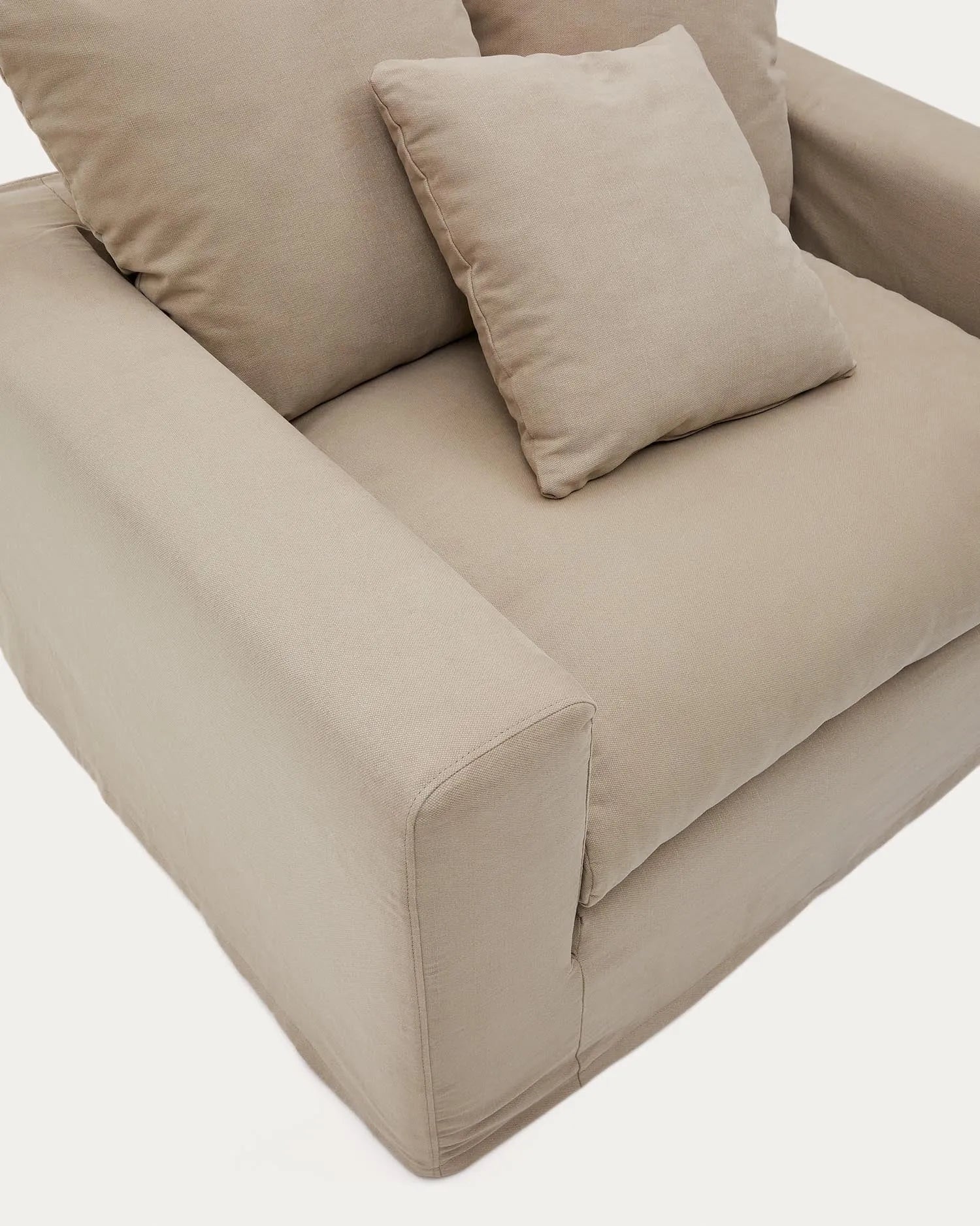 Eleganter Nora Sessel in Taupe, 140 cm, mit abziehbarem Leinen-Baumwollbezug, bietet Komfort und zeitloses Design.