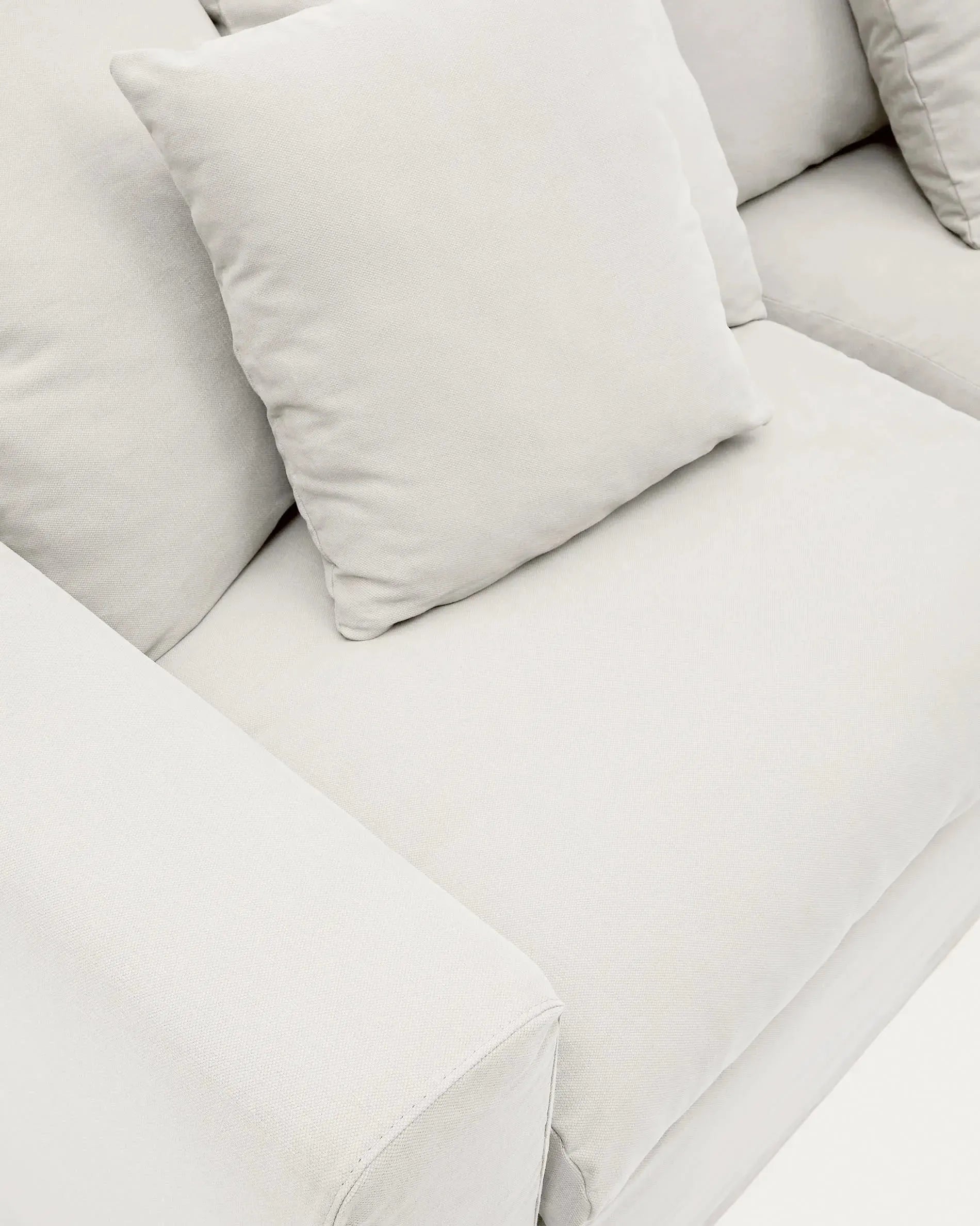 Elegantes 3-Sitzer Sofa mit abnehmbaren Leinen-Baumwollbezügen, 240 cm breit, für stilvolle und komfortable Wohnräume.