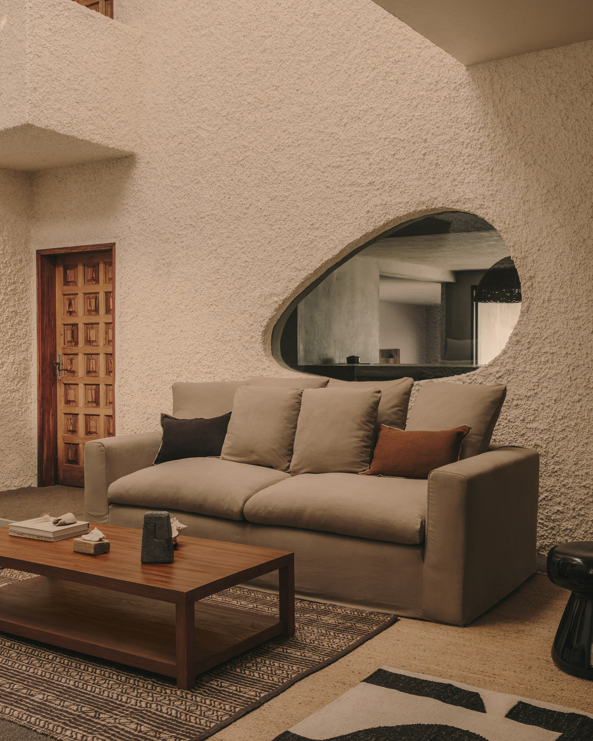 3-Sitzer-Sofa Nora mit abnehmbarem Bezug und Kissen aus Leinen und Baumwolle in Ecru 240 cm in Ecru präsentiert im Onlineshop von KAQTU Design AG. 3er Sofa ist von Kave Home
