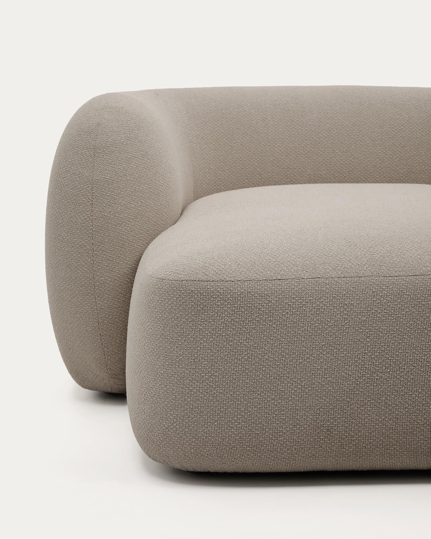 Schwer entflammbares 2-Sitzer-Modularsofa Martina mit Chenille und Chaiselongue rechts in Steinton 230 cm in Steinfarben präsentiert im Onlineshop von KAQTU Design AG. L-Sofa rechts ist von Kave Home