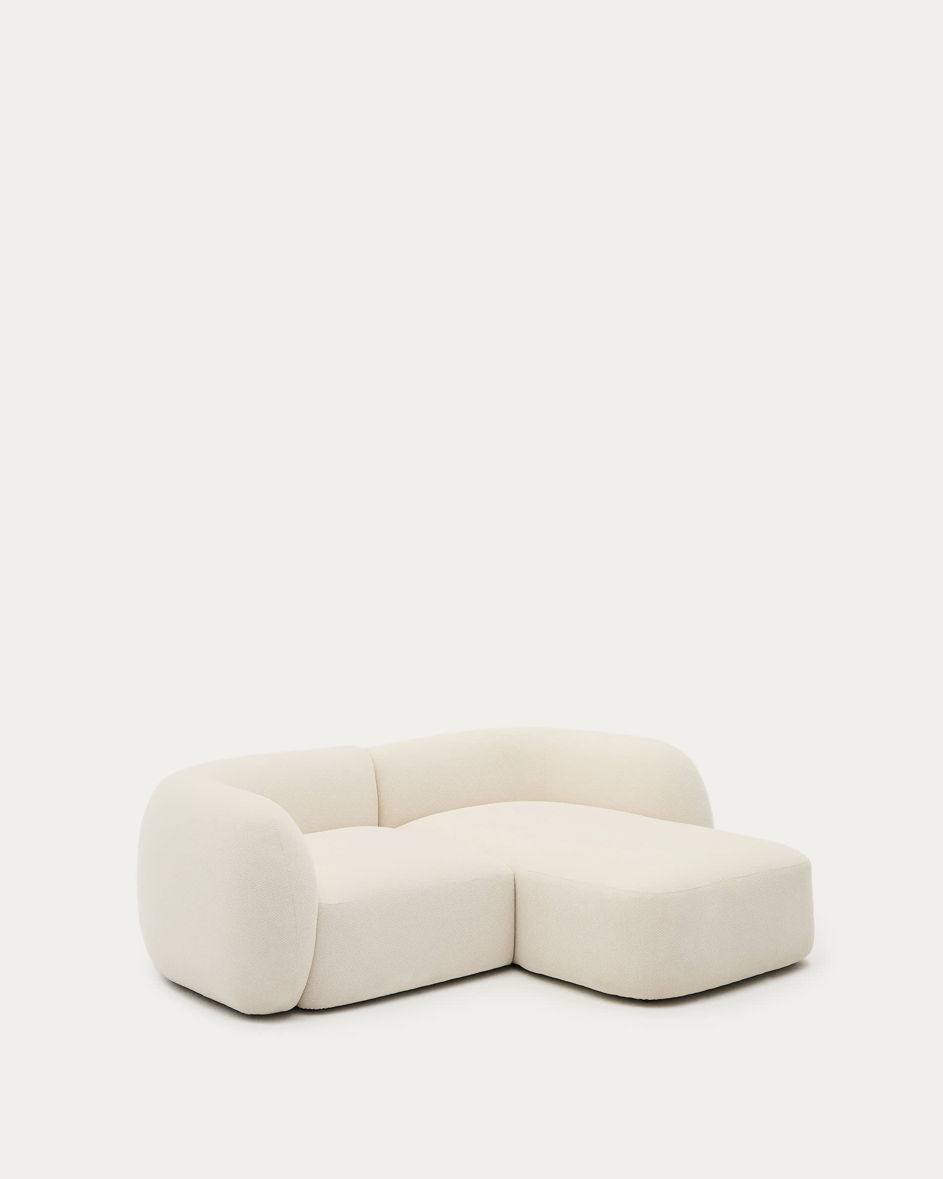Das Martina Sofa: 2-Sitzer, modular, Chenille in Ecru, 230 cm, mit rechter Chaiselongue. Stilvoll, bequem und vielseitig von Kave Home.