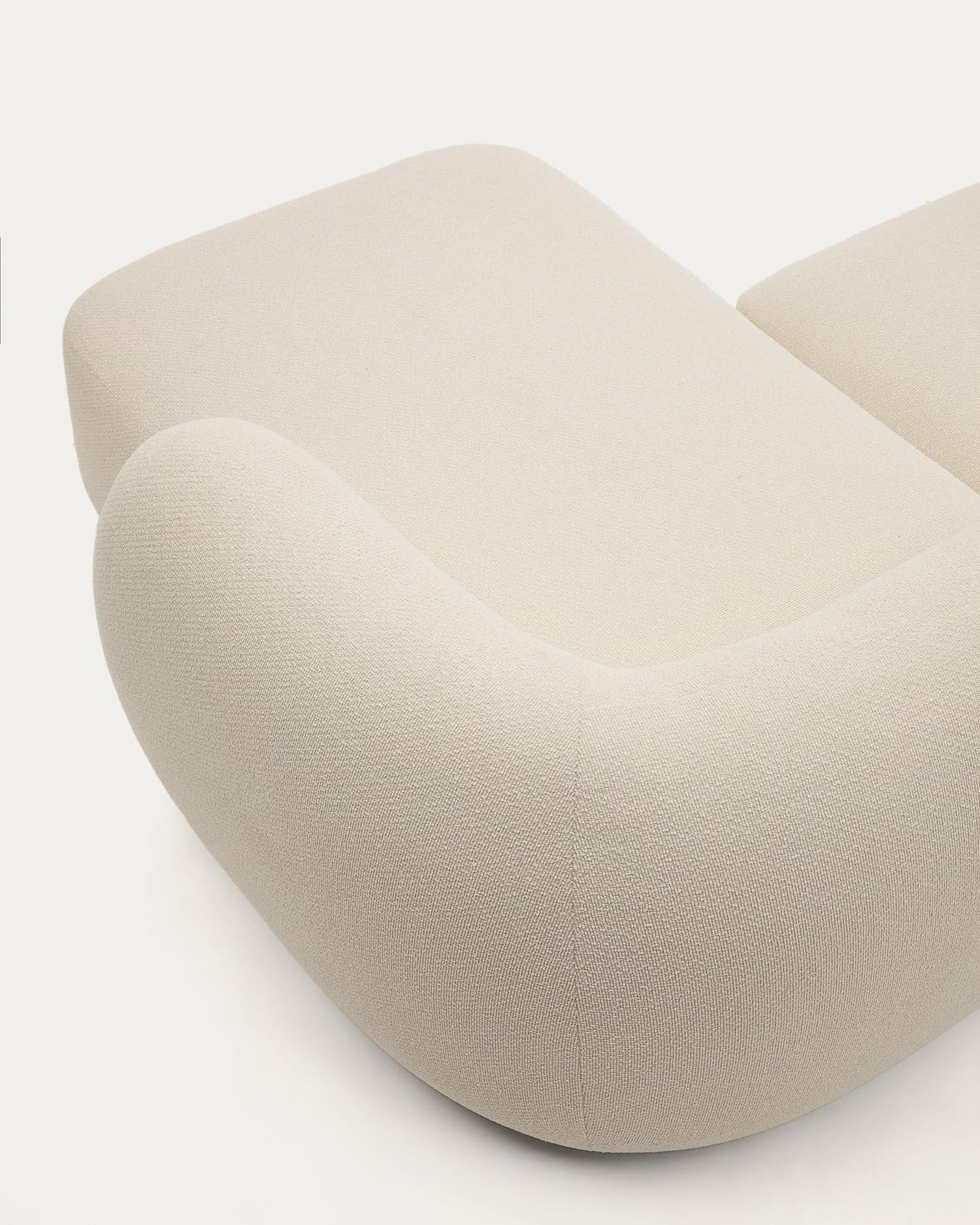 Das Martina Sofa: 2-Sitzer, modular, Chenille in Ecru, 230 cm, mit rechter Chaiselongue. Stilvoll, bequem und vielseitig von Kave Home.
