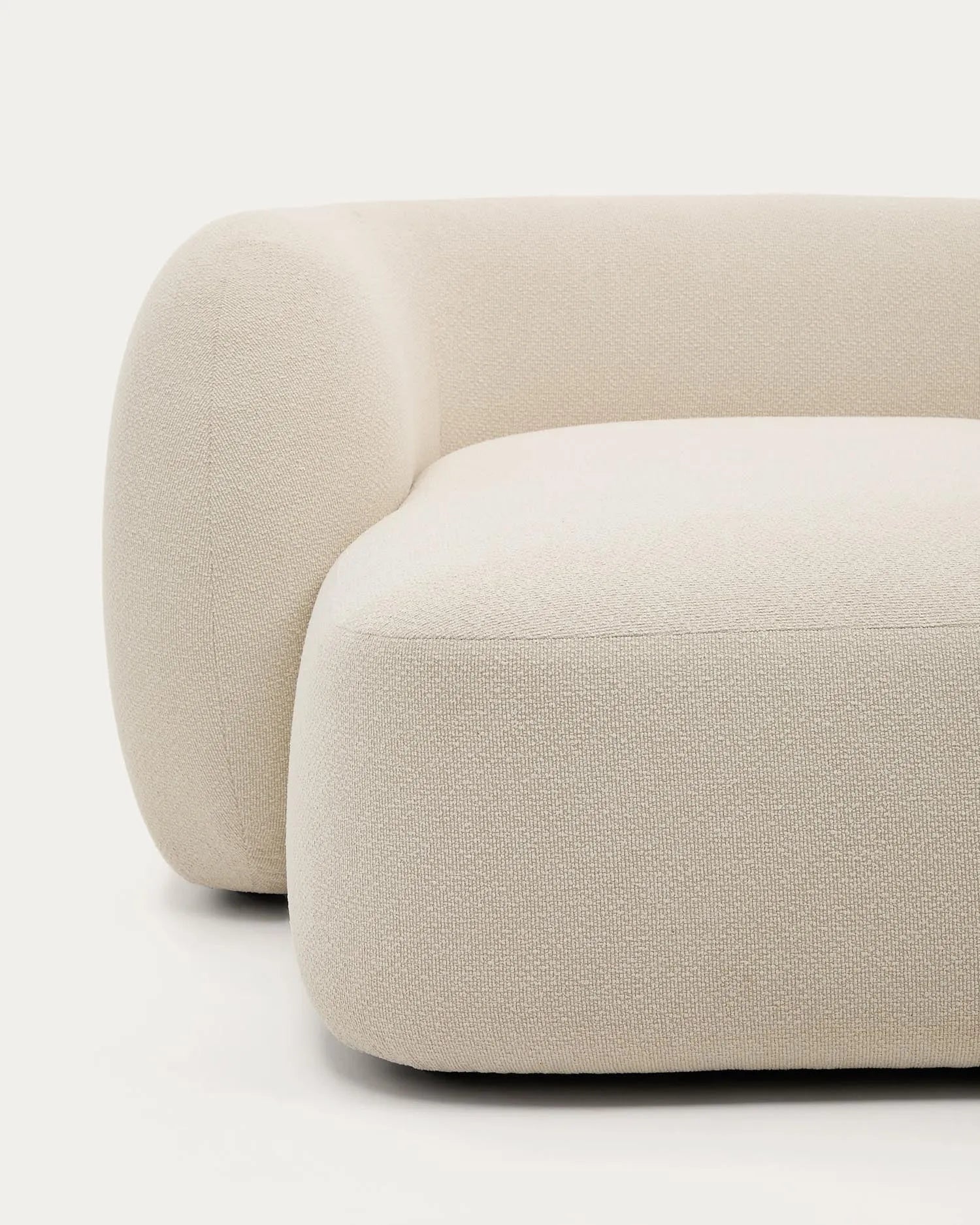 Elegantes 2-Sitzer-Sofa in Ecru, modular und komfortabel, mit rechter Chaiselongue, ideal für stilvolle Räume.
