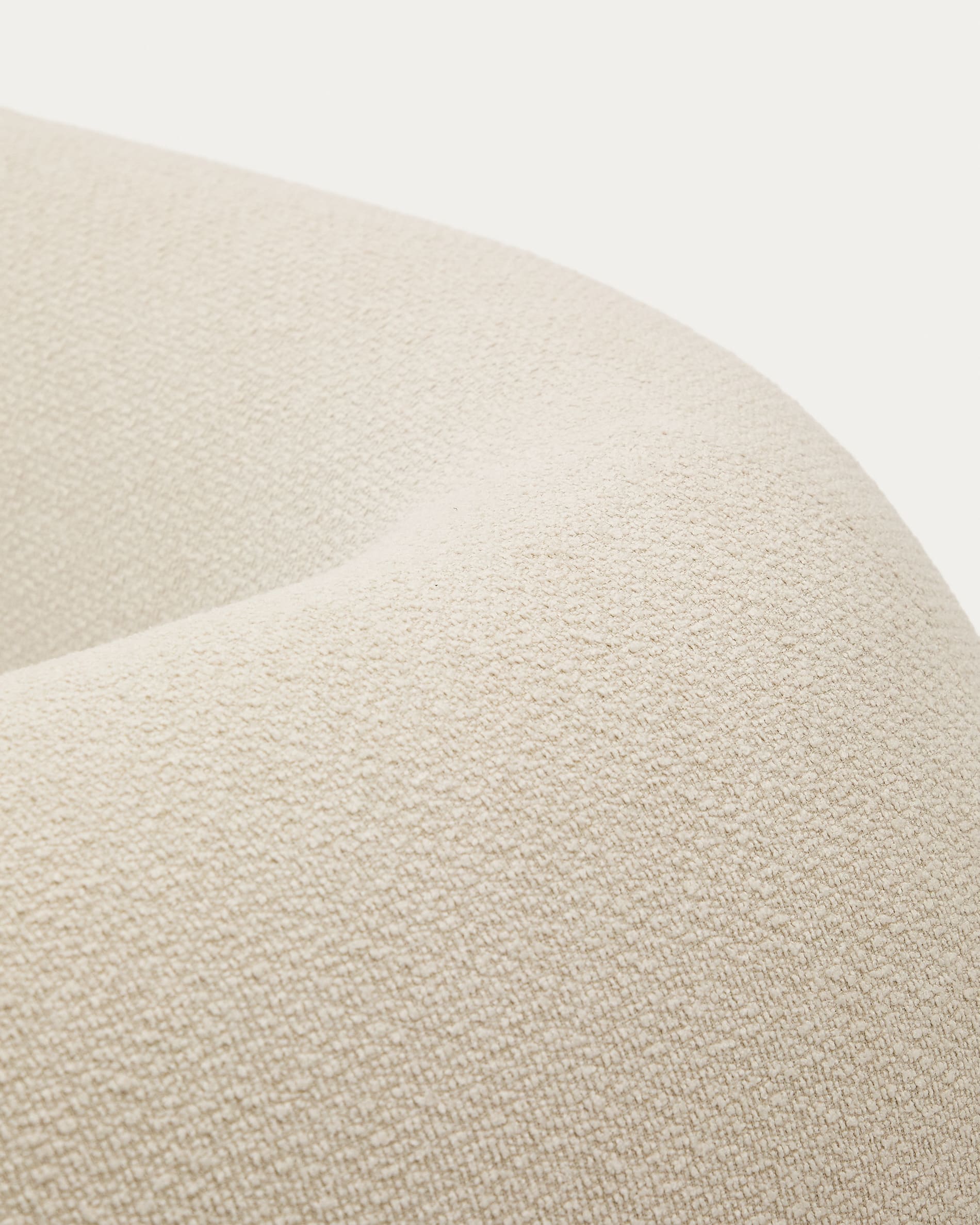 Das Martina Sofa von Kave Home: 2-Sitzer, modular, Chenille in Ecru, 230 cm, mit rechter Chaiselongue. Elegant und komfortabel.