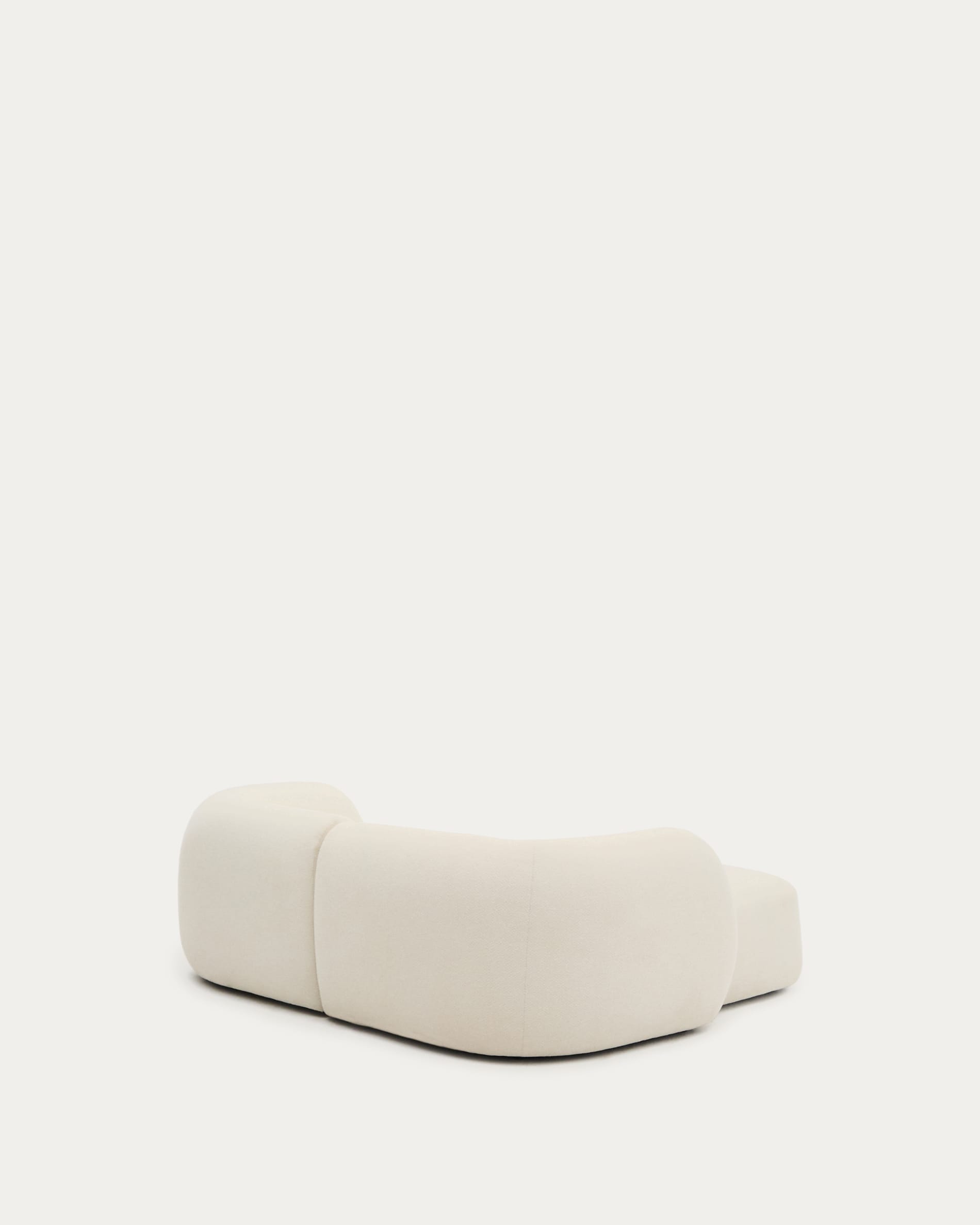 Das Martina Sofa: 2-Sitzer, modular, Chenille in Ecru, mit linker Chaiselongue, 230 cm breit, stilvoll und bequem von Kave Home.