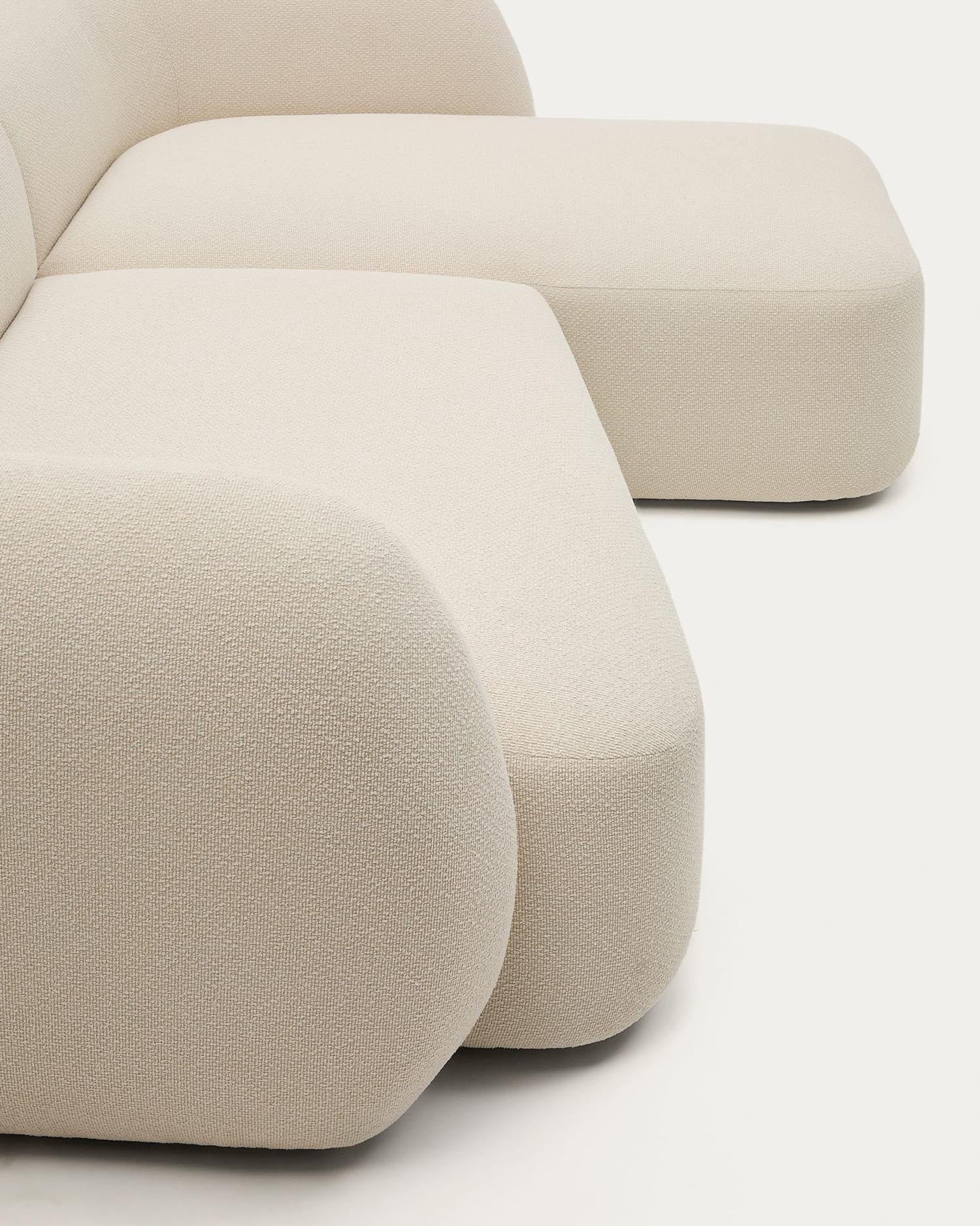 Das Martina Sofa von Kave Home ist ein stilvolles, modulares 3-Sitzer-Sofa in Ecru Chenille mit rechter Chaiselongue, 287 cm breit.