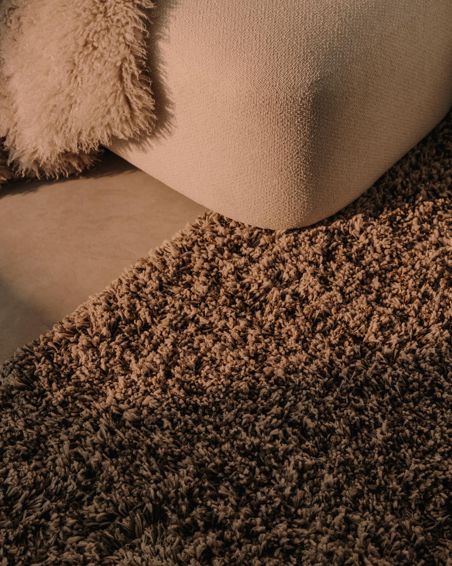 Das Martina Sofa: 3-Sitzer, Chenille, Écru, 287 cm, mit linker Chaiselongue. Modernes Design, modular und komfortabel.