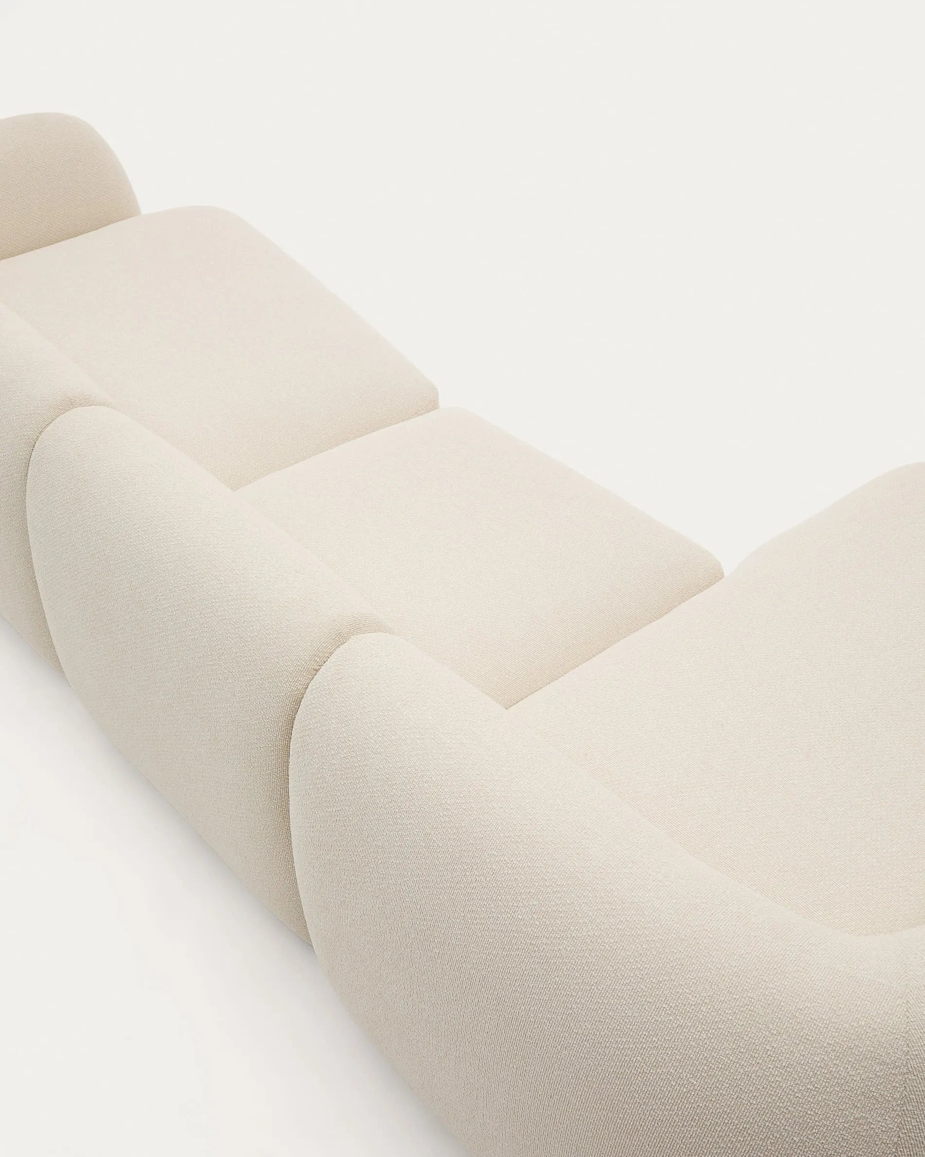 Modulares 4-Sitzer-Sofa Martina in Ecru Chenille, 377 cm, mit linker Chaiselongue. Stilvoll, bequem und anpassbar.