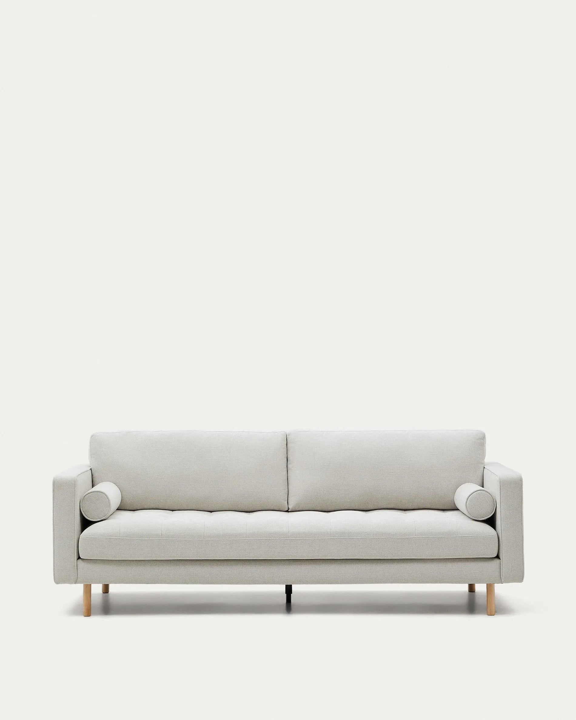 3D-Modell des eleganten Debra 3-Sitzer-Sofas in perlfarbener Chenille, 222 cm, mit natürlichem Bein-Finish.