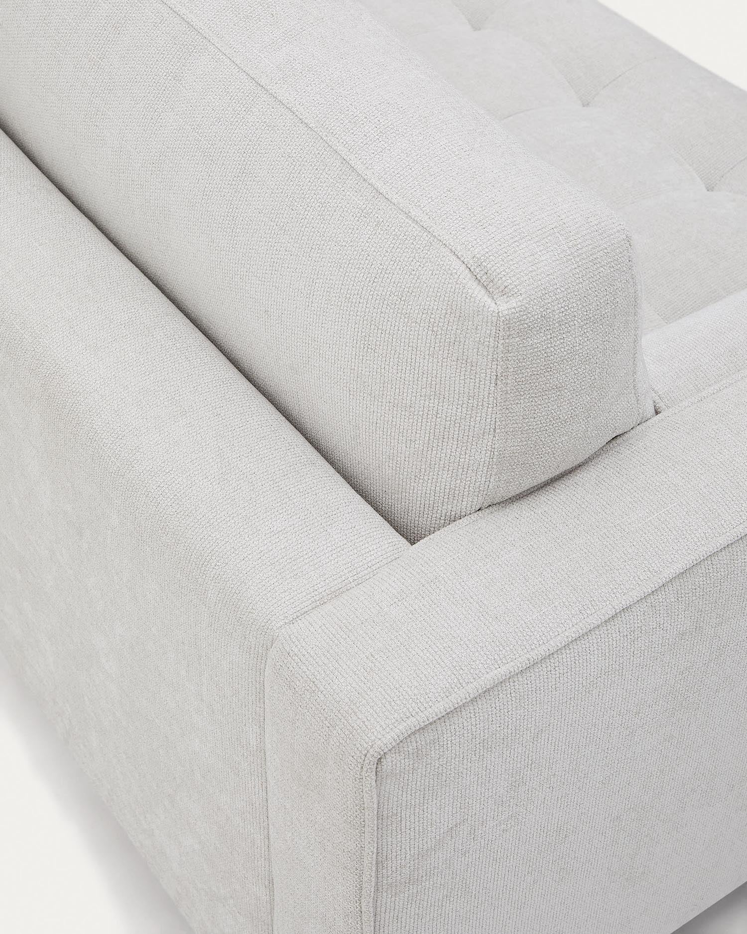 Erleben Sie das Debra 3-Sitzer-Sofa von Kave Home: Stilvolles Chenille, großzügige 222 cm, natürliche Beine und optimaler Komfort für Ihr Wohnzimmer.