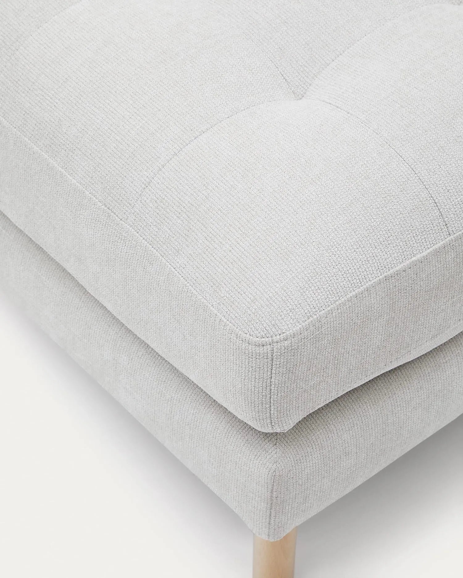 Elegante Fußablage in perlfarbener Chenille, 80x80 cm, mit natürlichem Holzfinish. Vielseitig und komfortabel.
