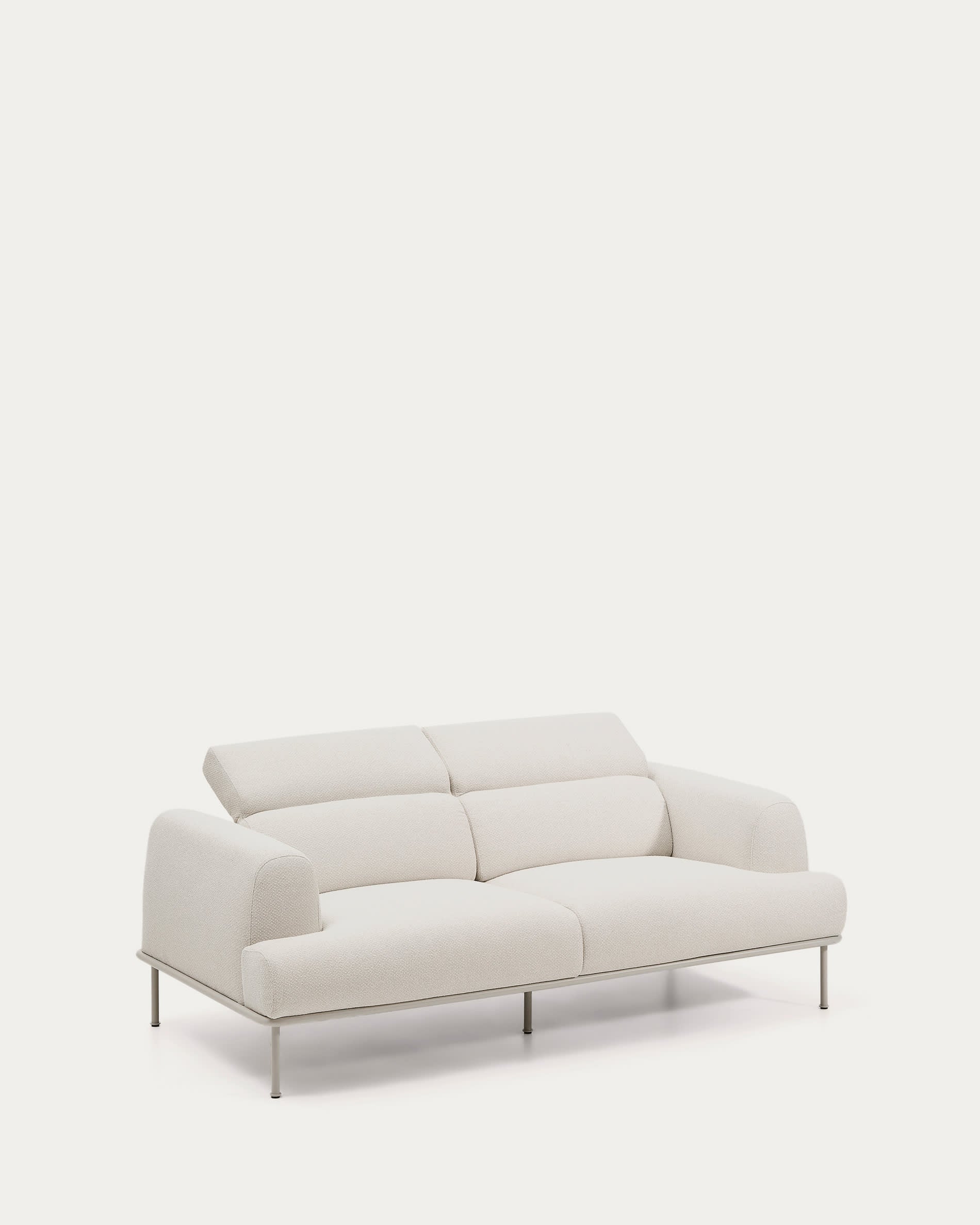 2-Sitzer-Sofa Aurum aus ecrufarbener Chenille mit verstellbarem Kopfteil und mattbeiger Me in Ecru präsentiert im Onlineshop von KAQTU Design AG. 2er Sofa ist von Kave Home