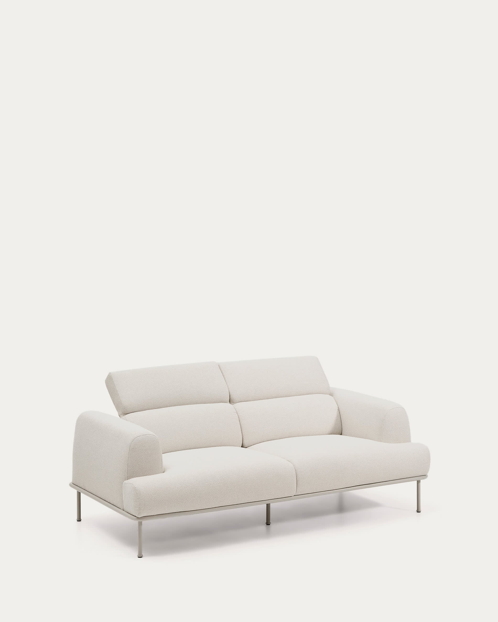 2-Sitzer-Sofa Aurum aus ecrufarbener Chenille mit verstellbarem Kopfteil und mattbeiger Me in Ecru präsentiert im Onlineshop von KAQTU Design AG. 2er Sofa ist von Kave Home