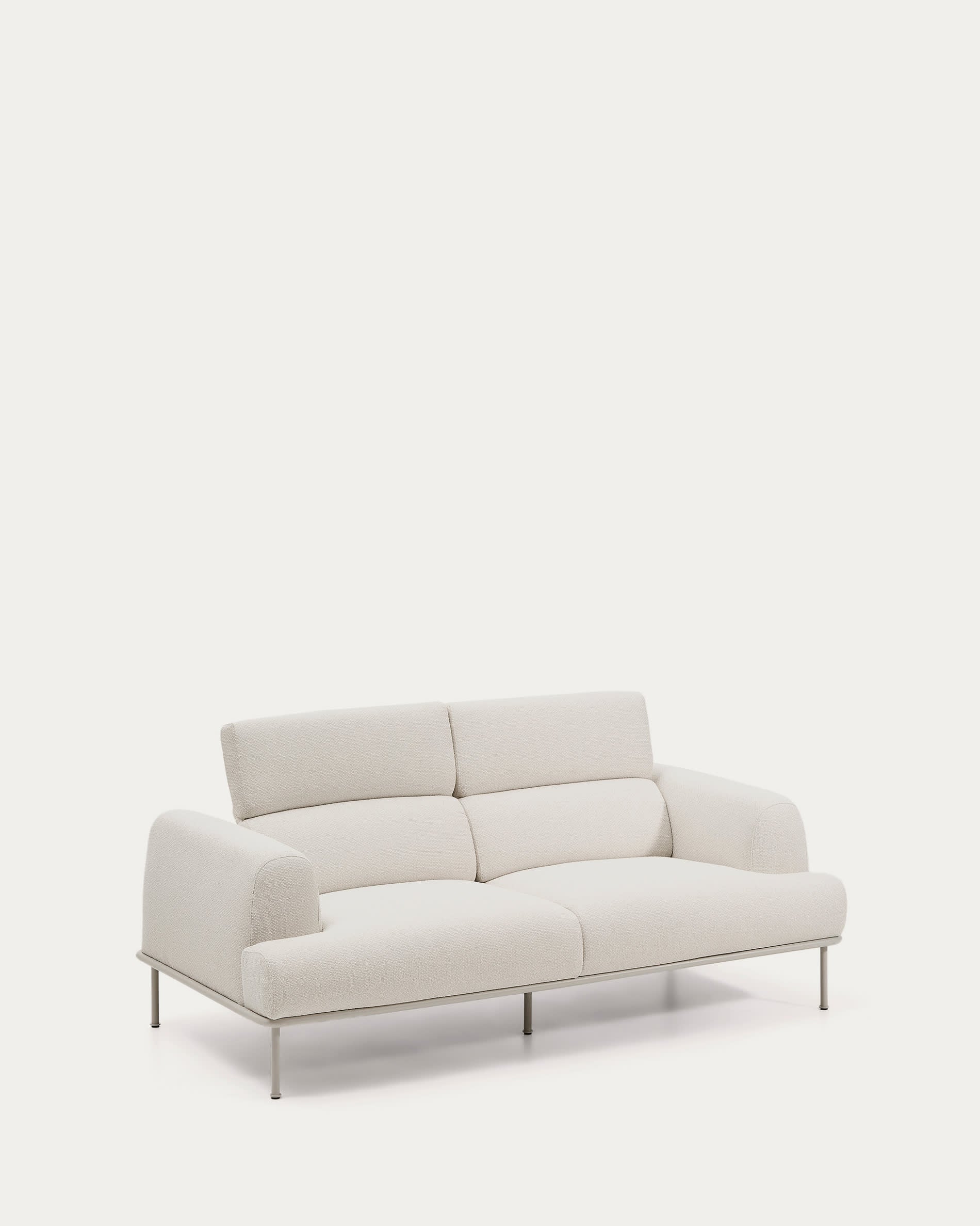 2-Sitzer-Sofa Aurum aus ecrufarbener Chenille mit verstellbarem Kopfteil und mattbeiger Me in Ecru präsentiert im Onlineshop von KAQTU Design AG. 2er Sofa ist von Kave Home
